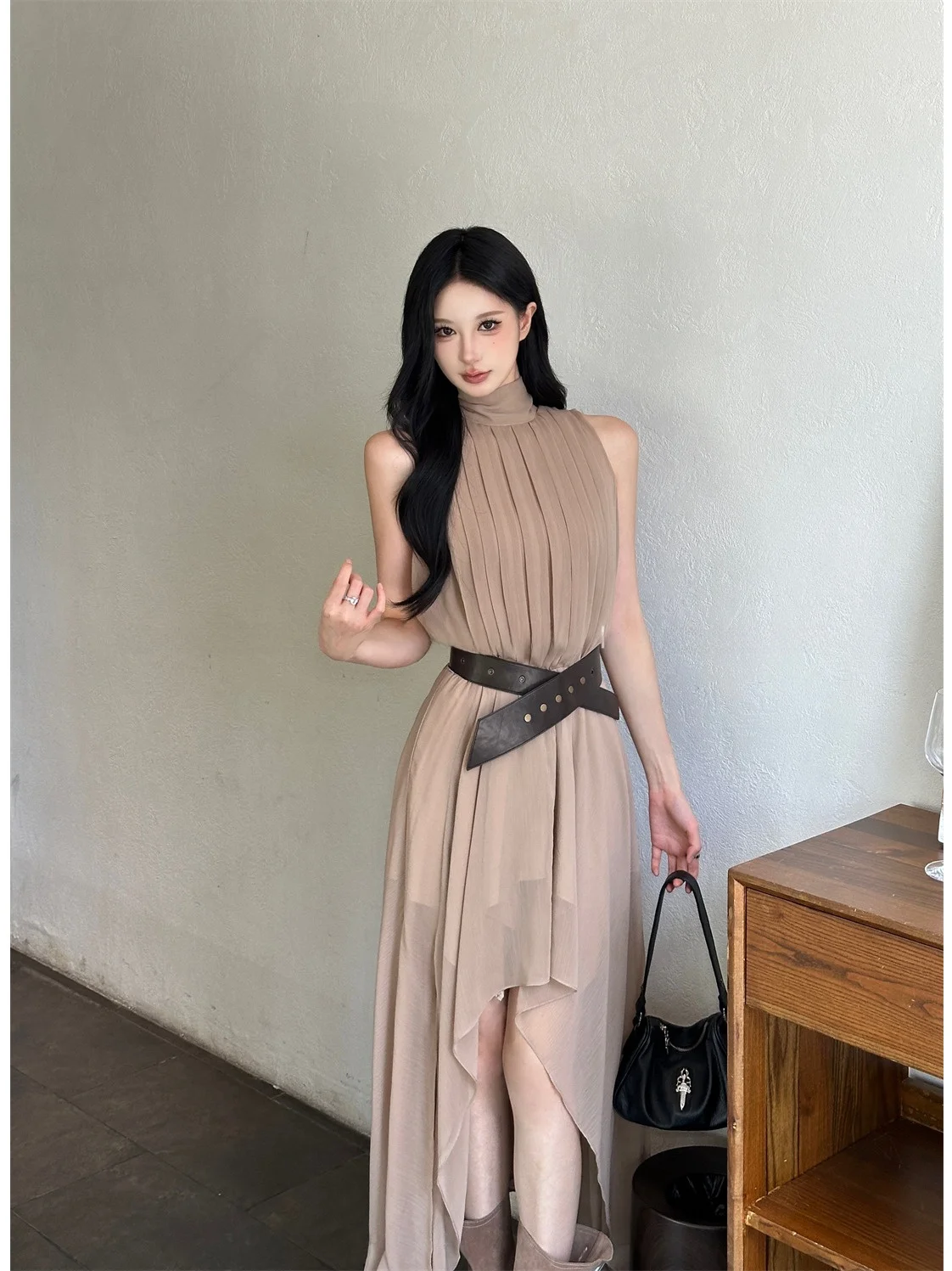 Elegant Sleeveless Chiffon Dress with Asymmetrical Hem High Waist A-Line Long Skirt for Young Women Summer Season Daily Wear
Elegant Sleeveless Chiffon Dress with Asymmetrical Hem High Waist A-Line Long Skirt for Young Women Summer Season Daily Wear