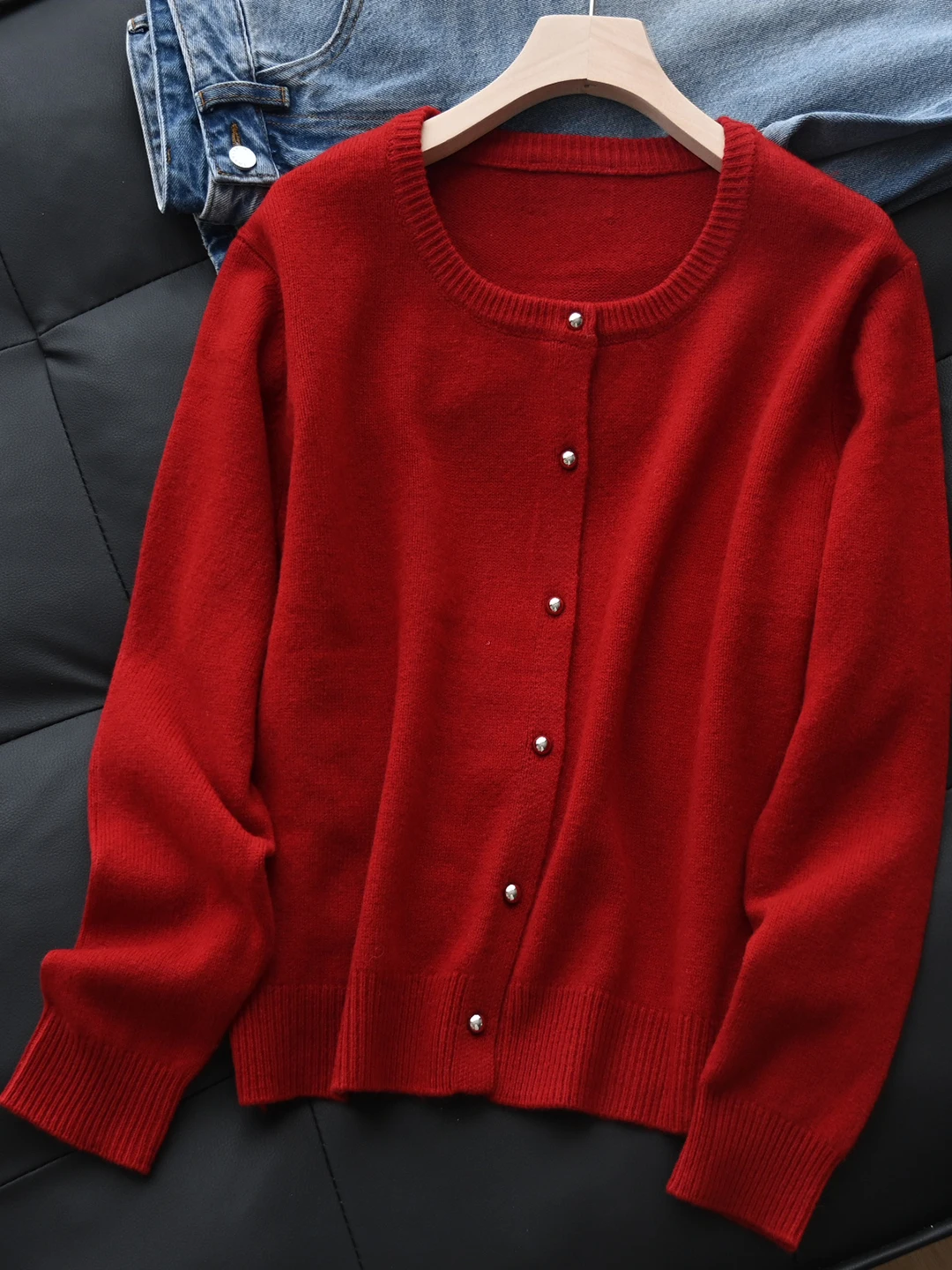 Женский шерстяной вязаный кардиган с маленькими золотыми пуговицами, длинными рукавами, осенне-зимний, стандартный крой, из чистой шерсти
Женский шерстяной вязаный кардиган с маленькими золотыми пуговицами, длинными рукавами, осенне-зимний, стандартный крой, из чистой шерсти