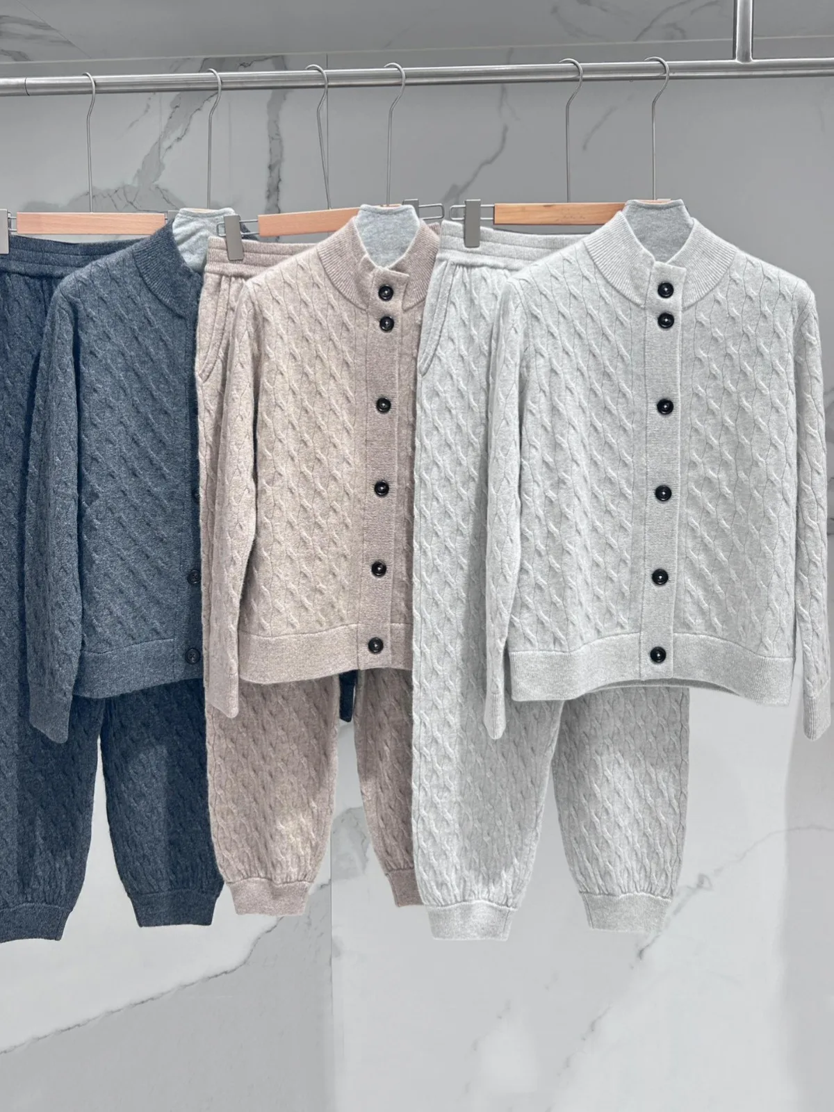 B*C Autumn and Winter Women's Pure Cashmere Suit Luxury Fashion Casual Cashmere Top With Cashmere Pants
B*C Autumn and Winter Women's Pure Cashmere Suit Luxury Fashion Casual Cashmere Top With Cashmere Pants