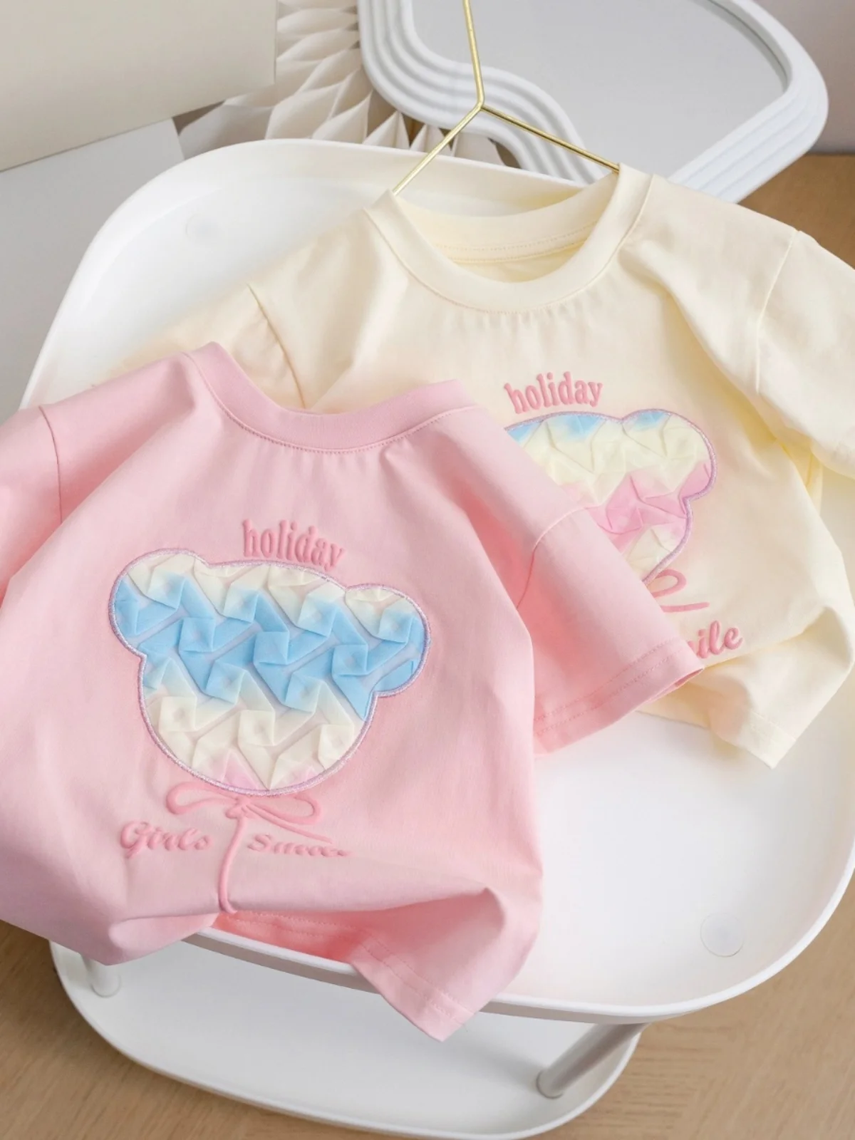 Модная футболка для девочек, универсальная летняя одежда в корейском стиле, сезонная одежда 2024 для маленьких девочек
Модная футболка для девочек, универсальная летняя одежда в корейском стиле, сезонная одежда 2024 для маленьких девочек