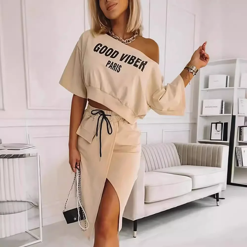 Temperament Women'S New Half-Sleeved Off-Shoulder Letter Printed Top And Drawstring Slit Button Decorative Skirt Two-Piece Set
Temperament Women'S New Half-Sleeved Off-Shoulder Letter Printed Top And Drawstring Slit Button Decorative Skirt Two-Piece Set