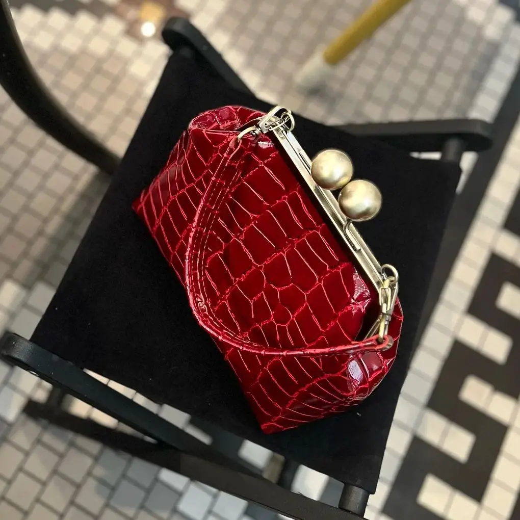 Lost In Vintage Large Ball Kiss Lock Bag in Hot Red Artificial Leather Crocodile Texture Bag 22x18x8cm Frame Clutch Borsa Clip
Lost In Vintage Large Ball Kiss Lock Bag in Hot Red Artificial Leather Crocodile Texture Bag 22x18x8cm Frame Clutch Borsa Clip
