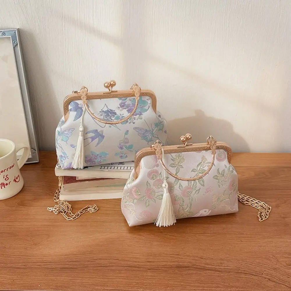 Metal Chain New Chinese Style Handbag Flower Embroidered Tassel Crossbody Bag Single Shoulder Handheld Cheongsam Bag Shopping
Metal Chain New Chinese Style Handbag Flower Embroidered Tassel Crossbody Bag Single Shoulder Handheld Cheongsam Bag Shopping
