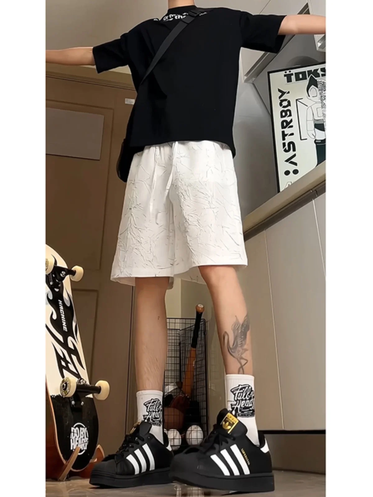 Белые плиссированные мужские шорты из ледяного шелка с текстурой, летние, в американском уличном стиле, свободные, выше колена, средней длины
Белые плиссированные мужские шорты из ледяного шелка с текстурой, летние, в американском уличном стиле, свободные, выше колена, средней длины