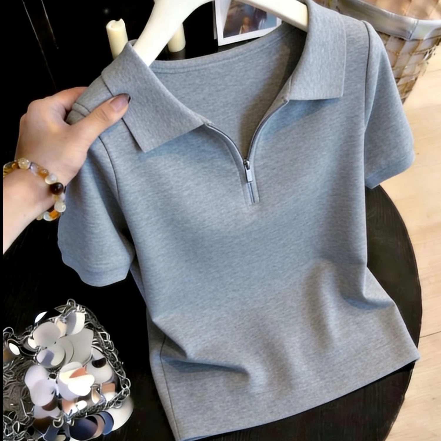 Summer 2026 High-End Ice Silk Sweater Women's Short Sleeve V-Neck Knitted Top No Pilling Comfortable Fit Casual Wear
Summer 2026 High-End Ice Silk Sweater Women's Short Sleeve V-Neck Knitted Top No Pilling Comfortable Fit Casual Wear