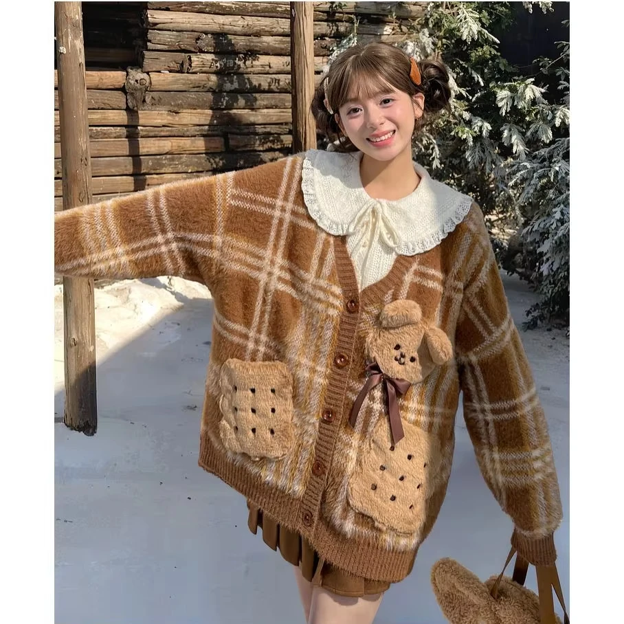 Милый женский вязаный свитер с V-образным вырезом и узором в клетку, повседневная кофта на пуговицах, нежная рубашка в стиле Лолита с длинными рукавами, мягкое пальто для девушек
Милый женский вязаный свитер с V-образным вырезом и узором в клетку, повседневная кофта на пуговицах, нежная рубашка в стиле Лолита с длинными рукавами, мягкое пальто для девушек