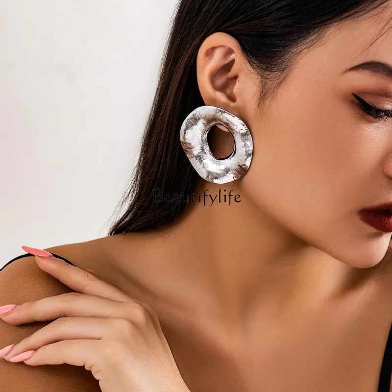 European and American style metal earrings women's high sense large circle fashion earrings
European and American style metal earrings women's high sense large circle fashion earrings