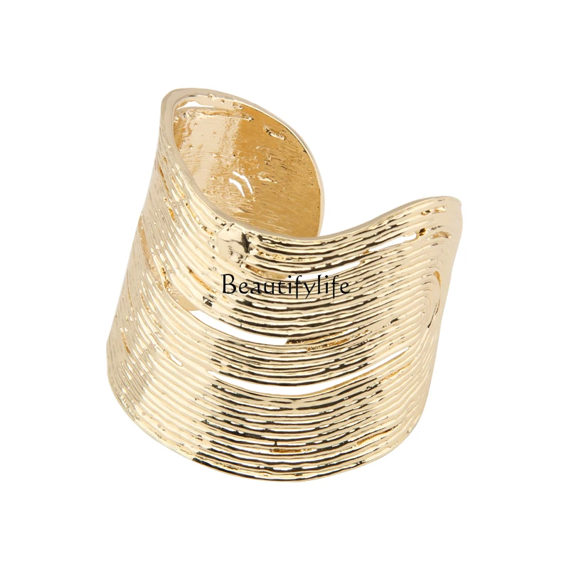 Retro gold wavy wide version light luxury niche high-end exquisite open jewelry
Retro gold wavy wide version light luxury niche high-end exquisite open jewelry