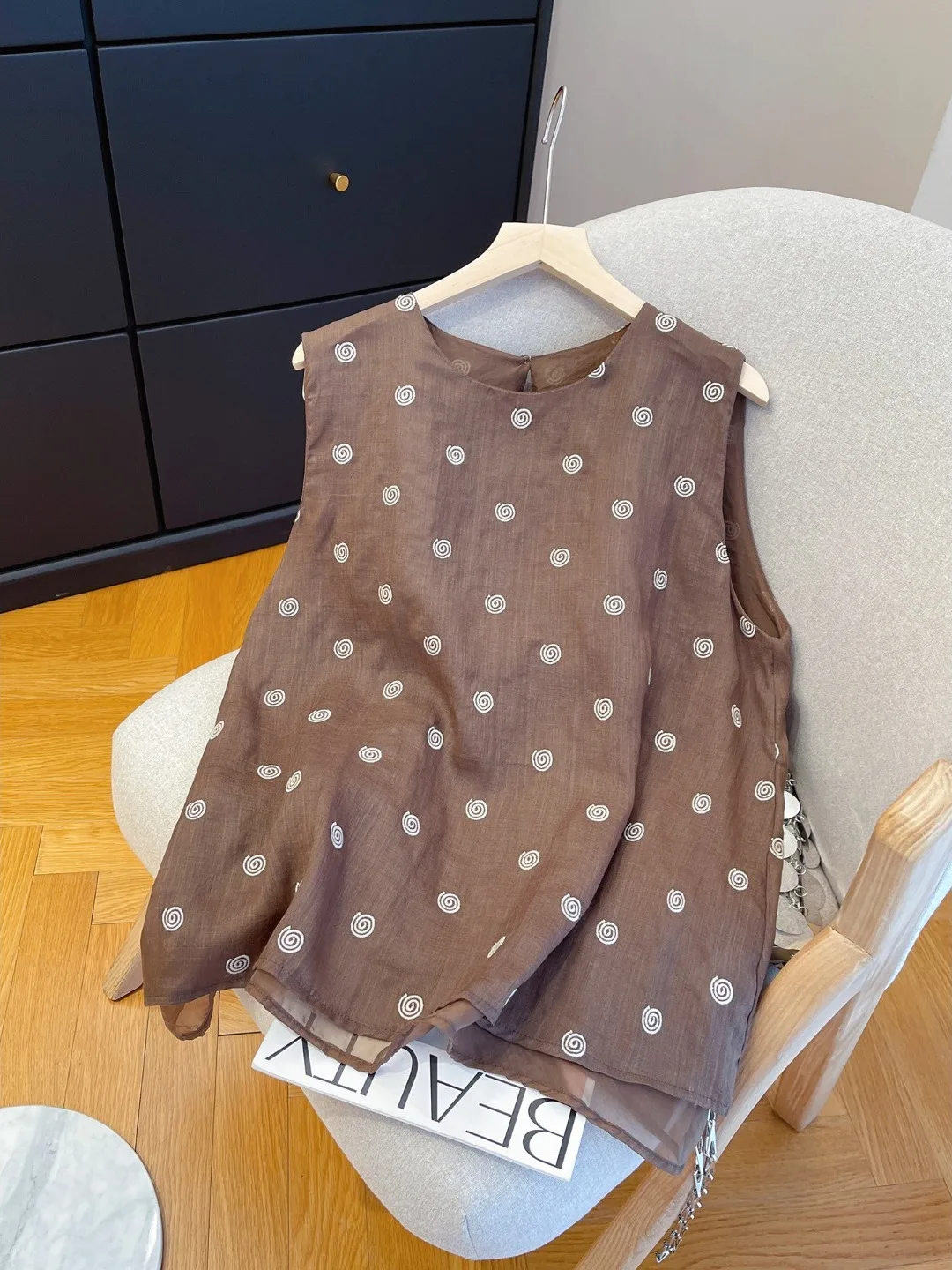 Elegant Embroidered Linen Sleeveless Vest Women's Loose round Dot Breathable Comfortable Overhead Top Summer Fashion Ladies' ...
Elegant Embroidered Linen Sleeveless Vest Women's Loose round Dot Breathable Comfortable Overhead Top Summer Fashion Ladies' ...