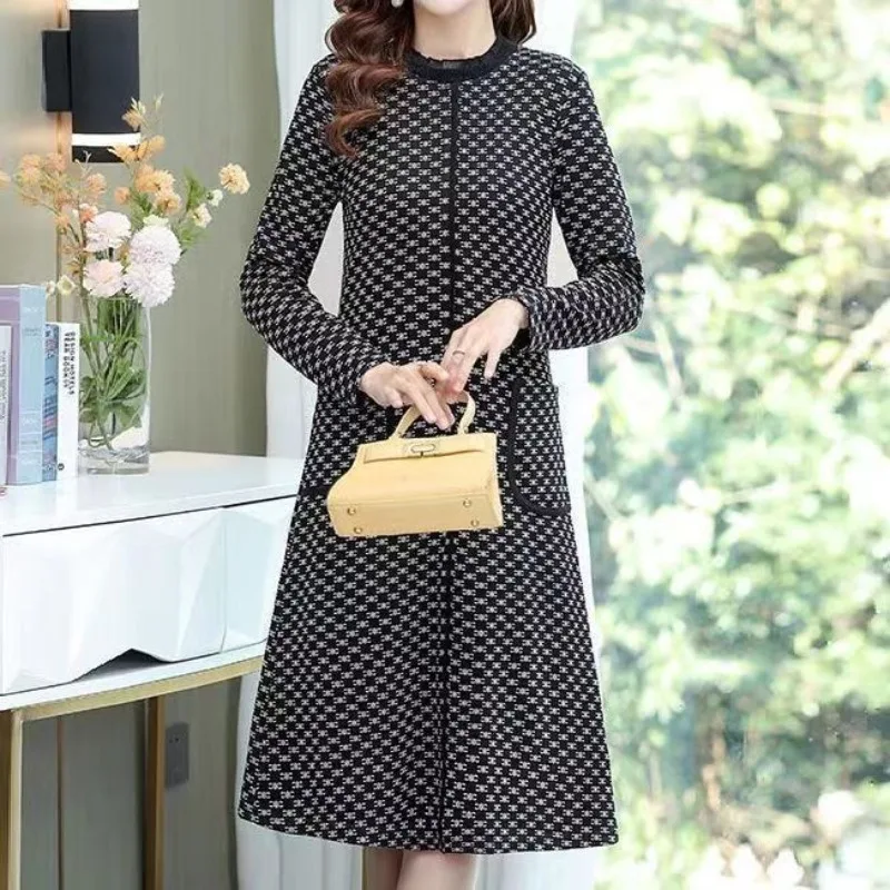 2023 Autumn and Winter New Women's Pullover Round Neck Plush Thickened Patchwork Plaid Pockets Mid Length Long Sleeve Dress
2023 Autumn and Winter New Women's Pullover Round Neck Plush Thickened Patchwork Plaid Pockets Mid Length Long Sleeve Dress