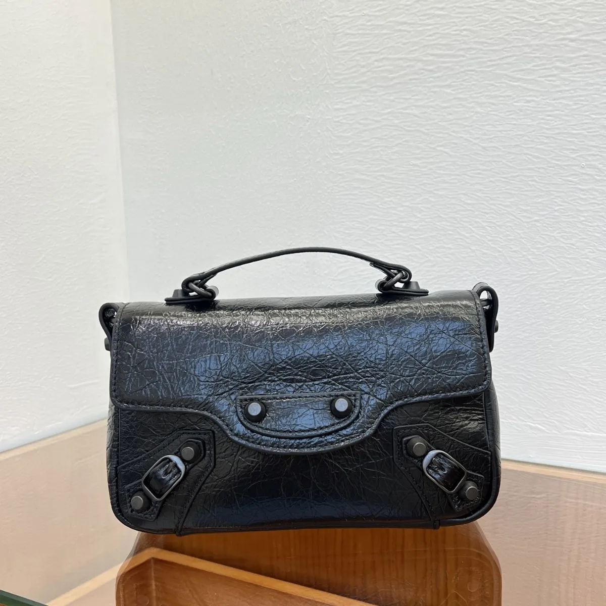 2026 Punk Style Rivet Shoulder Bag Ladies Crossbody Bag Top Layer Cowhide Leather Motorcycle Bag Fashion Accessory
2026 Punk Style Rivet Shoulder Bag Ladies Crossbody Bag Top Layer Cowhide Leather Motorcycle Bag Fashion Accessory