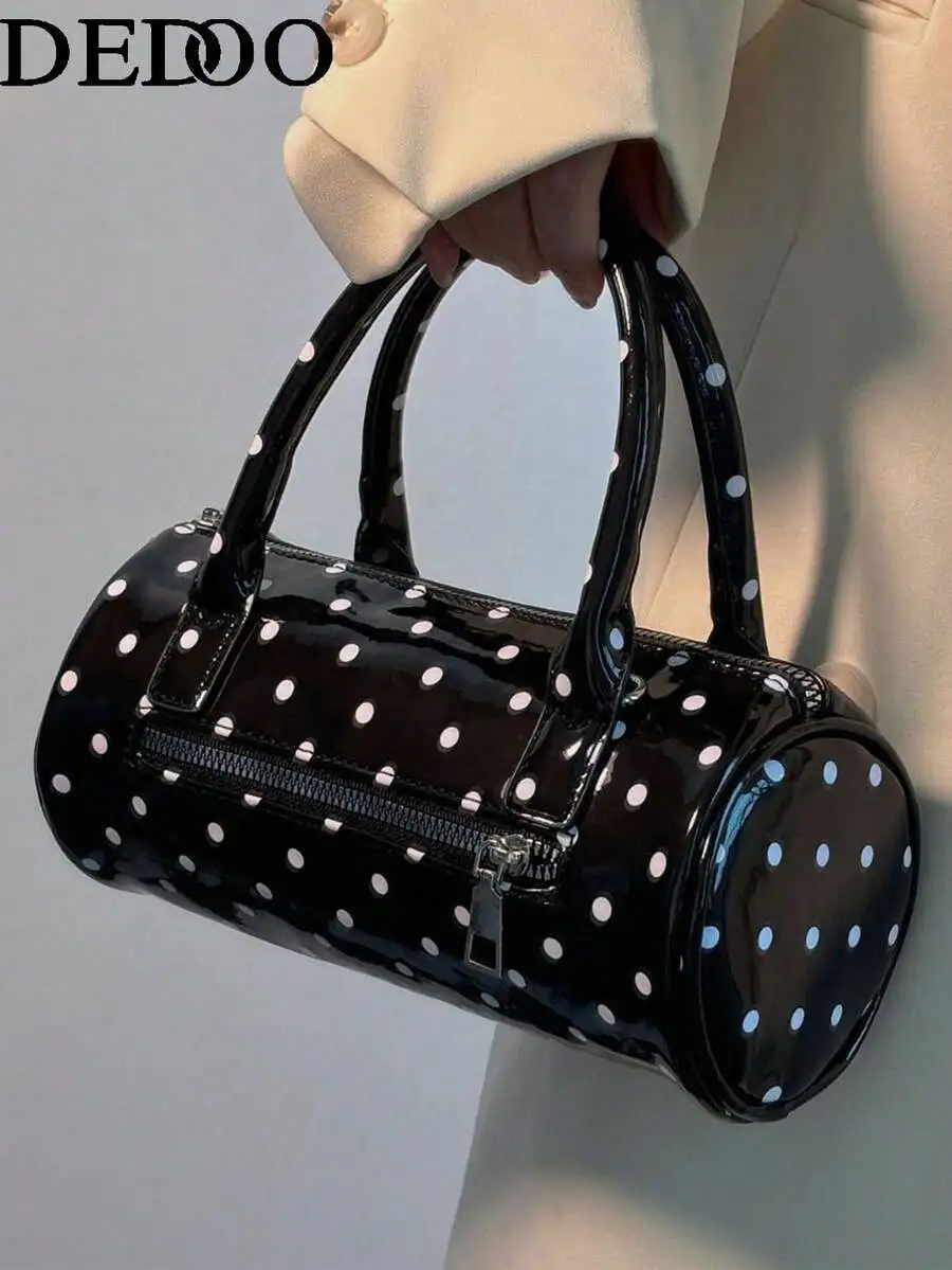 Глянцевая черная цилиндрическая сумка с ручкой-тоут в горошек для женщин
Глянцевая черная цилиндрическая сумка с ручкой-тоут в горошек для женщин