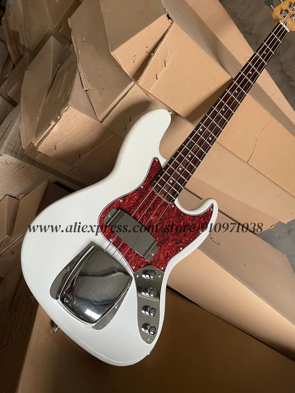 White bass, 4 string bass, fixed bridge, shell guard, solid wood body, rosewood fingerboard, active battery, customizable
White bass, 4 string bass, fixed bridge, shell guard, solid wood body, rosewood fingerboard, active battery, customizable
