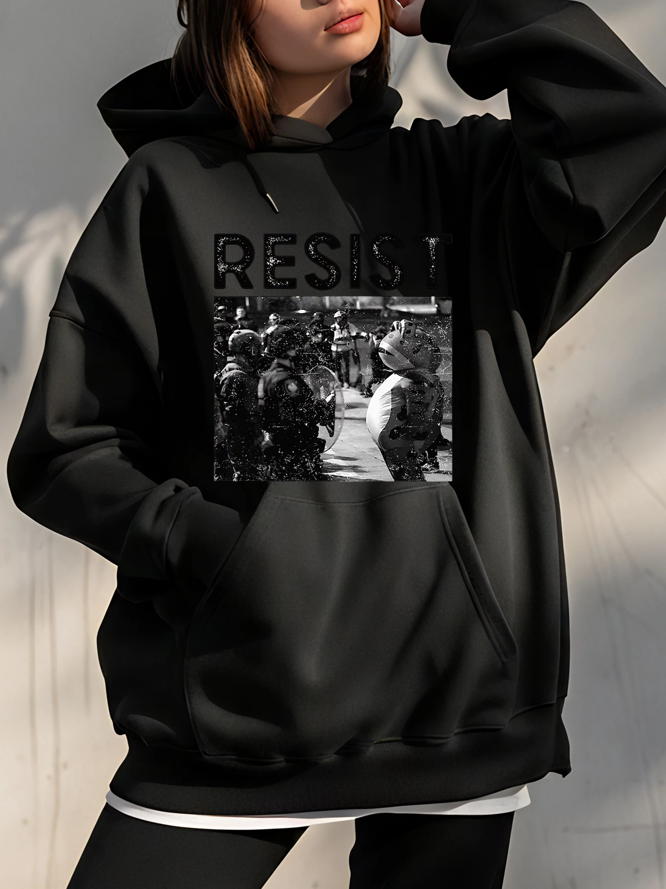 【Хэллоуин】 Толстовка с капюшоном с резистивным принтом, повседневная уличная одежда, черно-белая толстовка с рисунком сцены протеста, женская, городская экипировка + 220 г
【Хэллоуин】 Толстовка с капюшоном с резистивным принтом, повседневная уличная одежда, черно-белая толстовка с рисунком сцены протеста, женская, городская экипировка + 220 г