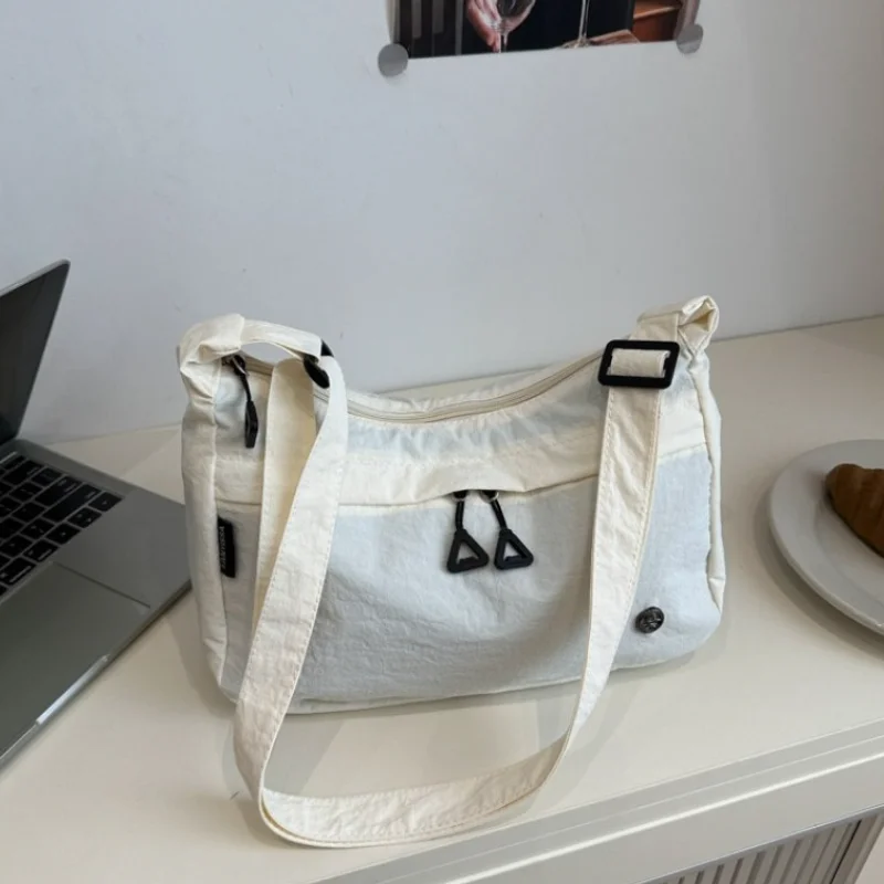 Повседневная легкая женская квадратная сумка через плечо, однотонная простая женская нейлоновая сумка на плечо, женские сумки-тоут для отдыха и путешествий 
Повседневная легкая женская квадратная сумка через плечо, однотонная простая женская нейлоновая сумка на плечо, женские сумки-тоут для отдыха и путешествий