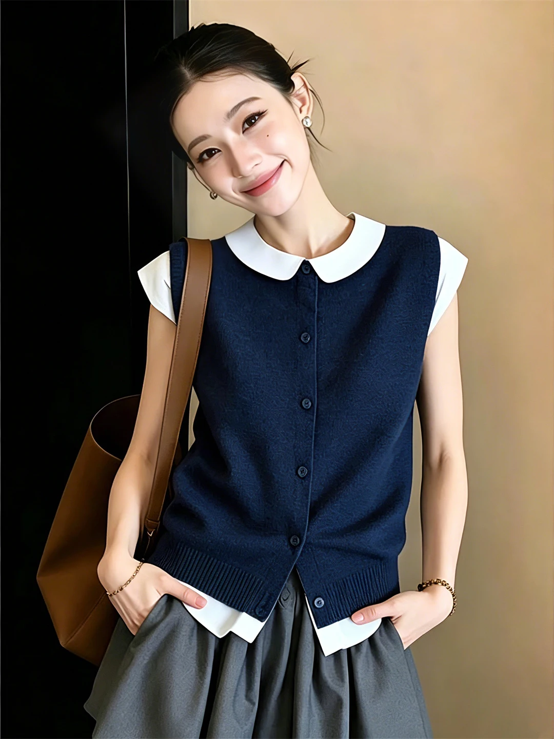 Korean Style Ice Silk Knitted Shirt Turn-down Collar Women's Fashionable White-enhancing Single-button Summer Top
Korean Style Ice Silk Knitted Shirt Turn-down Collar Women's Fashionable White-enhancing Single-button Summer Top
