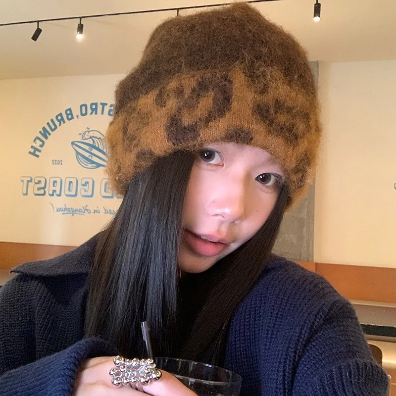 Winter Fashion Retro Leopard Print Color Matching Ski Hat Men's and Women's Outdoor Warm Ear Protection Knitted Skull Beanie Cap
Winter Fashion Retro Leopard Print Color Matching Ski Hat Men's and Women's Outdoor Warm Ear Protection Knitted Skull Beanie Cap