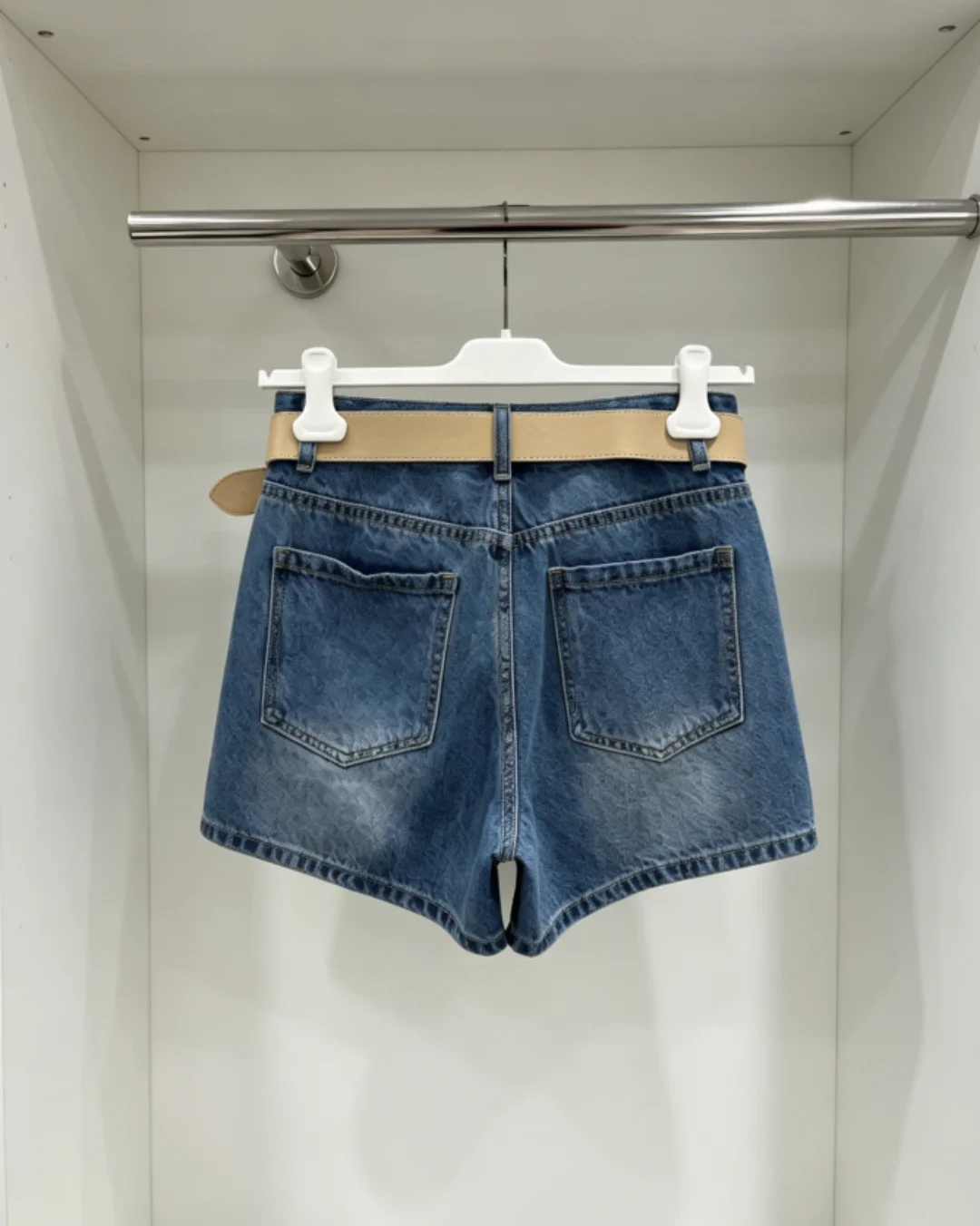 High Quality Summer Women's Casual Fashion Belt Pockets Cotton Denim Shorts Zipper Jeans
High Quality Summer Women's Casual Fashion Belt Pockets Cotton Denim Shorts Zipper Jeans