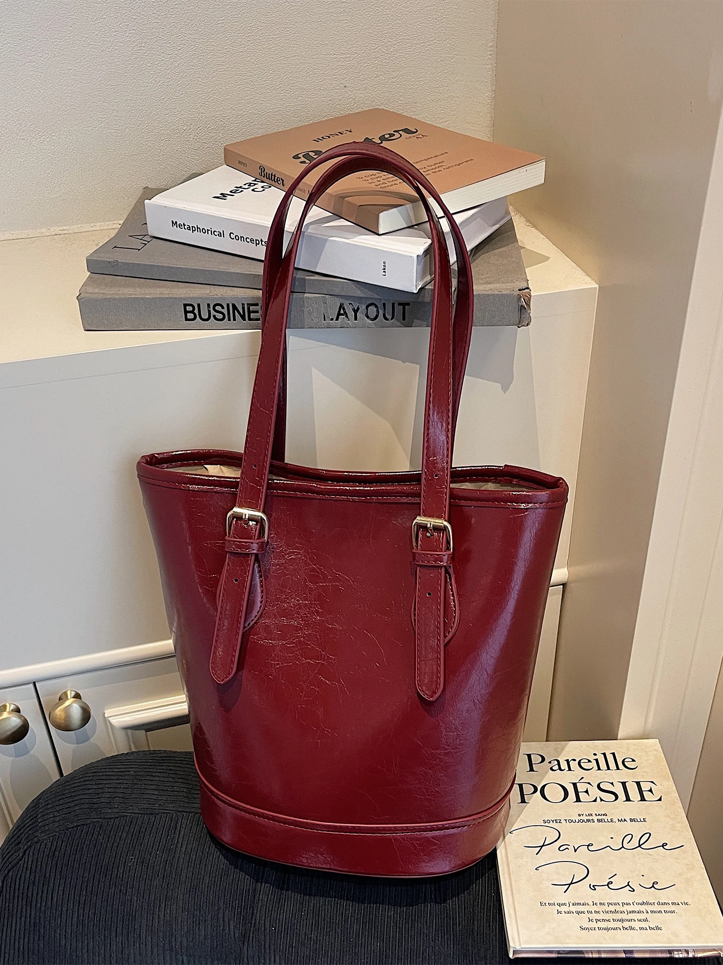 Red Retro Large Capaci Buet Bag Women's oulder Bag Commuter Handheld Faionable Leather Bag for Daily Use
Red Retro Large Capaci Buet Bag Women's oulder Bag Commuter Handheld Faionable Leather Bag for Daily Use