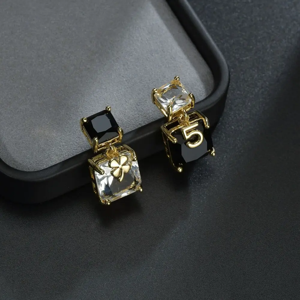 Asymmetrical black and white flowers Crystal Zircon Super flash earrings Sweet fairy earrings
Asymmetrical black and white flowers Crystal Zircon Super flash earrings Sweet fairy earrings