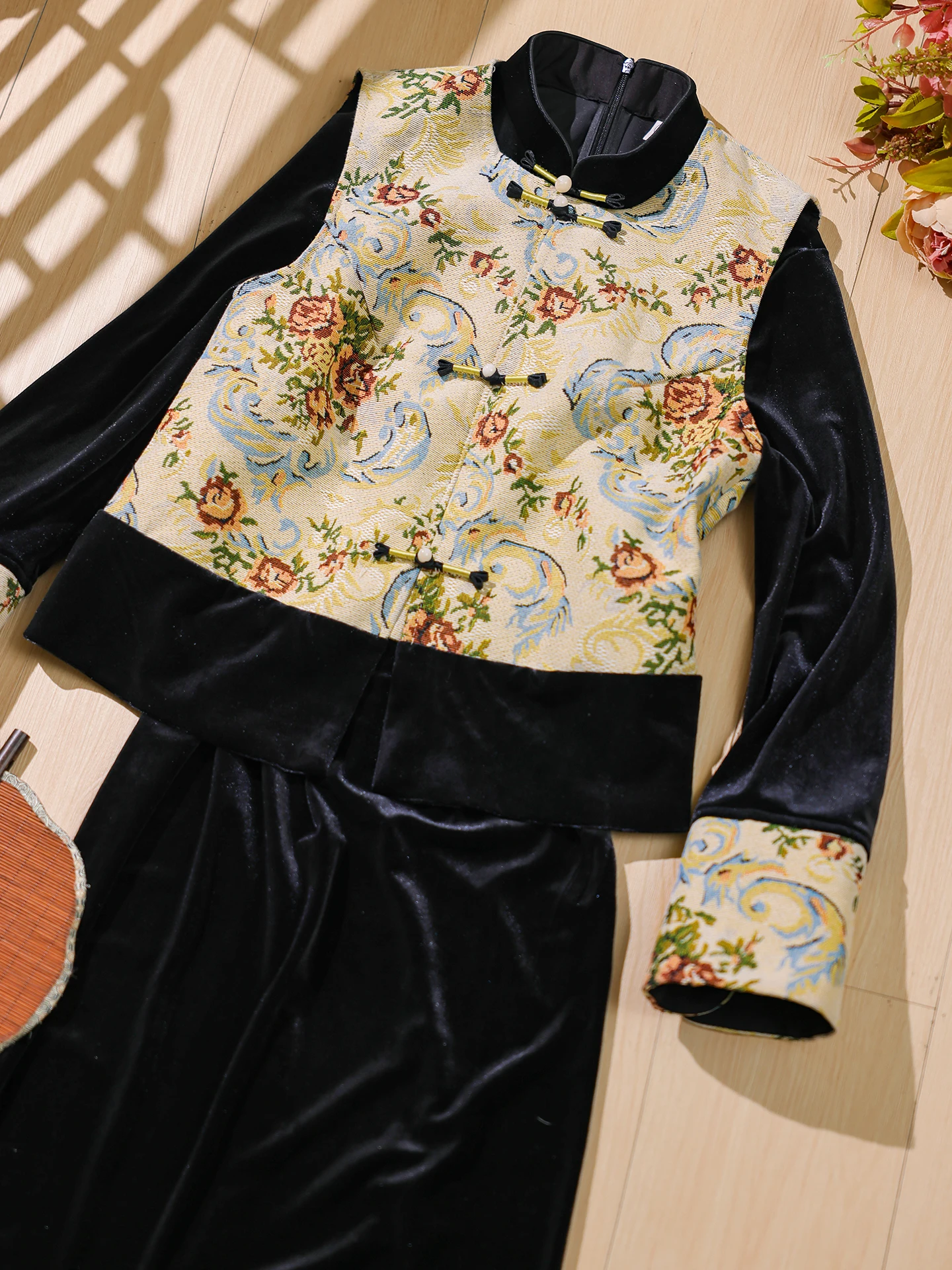 Цзяннань Флоинг | Новый комплект из бархатного жилета и длинного ципао в китайском стиле для повседневной носки, ретро, с косым воротником, вышивка
Цзяннань Флоинг | Новый комплект из бархатного жилета и длинного ципао в китайском стиле для повседневной носки, ретро, с косым воротником, вышивка