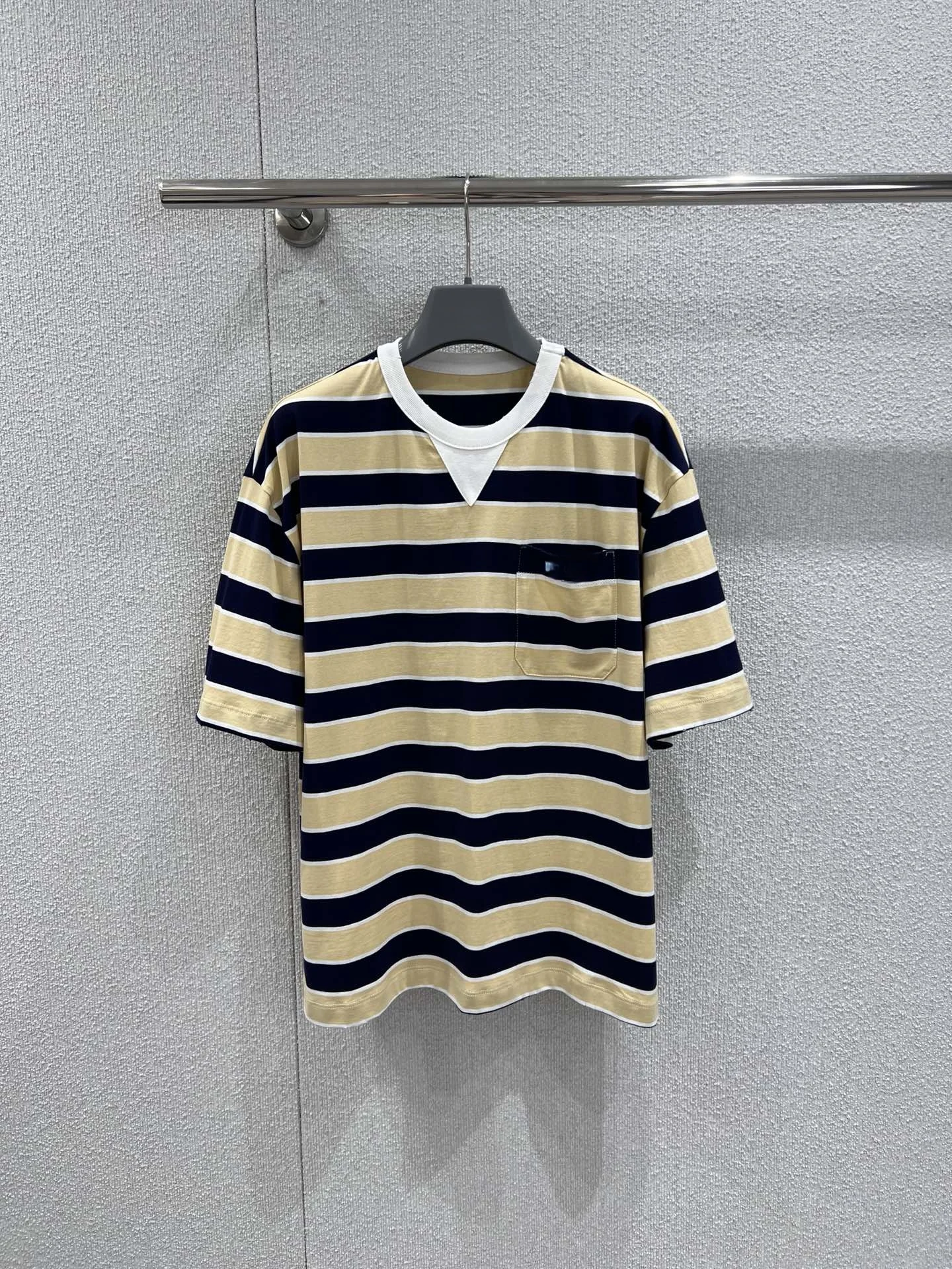 Loose Fit Women's Short Sleeve T-Shirt Yellow Stripe Color Block round Neck Casual Style Cotton Fabric Youthful Versatile Top
Loose Fit Women's Short Sleeve T-Shirt Yellow Stripe Color Block round Neck Casual Style Cotton Fabric Youthful Versatile Top
