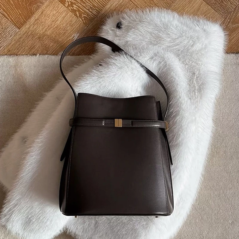 2025 New Leather Buet Bag Women's Simple Versatile Handbag Large Capaci Single oulder Bag Casual Sle Durable Cowhide
2025 New Leather Buet Bag Women's Simple Versatile Handbag Large Capaci Single oulder Bag Casual Sle Durable Cowhide