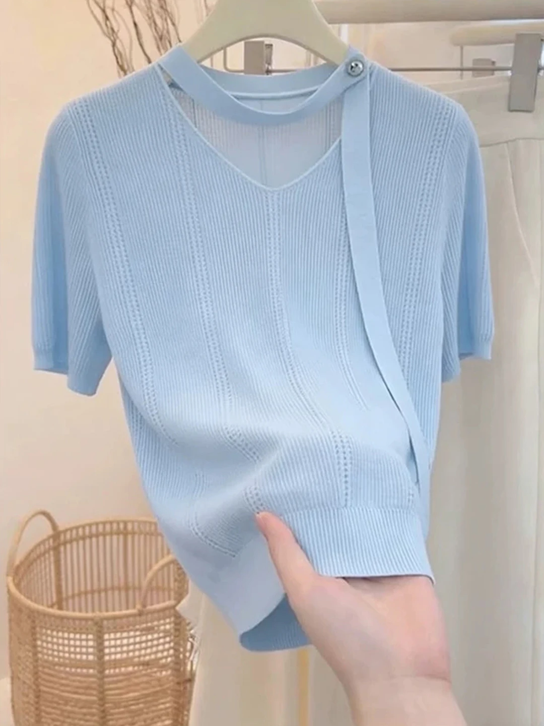Slimming Blue V-Neck Short Sleeve Knitwear Women's Fashionable Sash Design Summer Top Korean Style Straight Cut Silk Blend
Slimming Blue V-Neck Short Sleeve Knitwear Women's Fashionable Sash Design Summer Top Korean Style Straight Cut Silk Blend