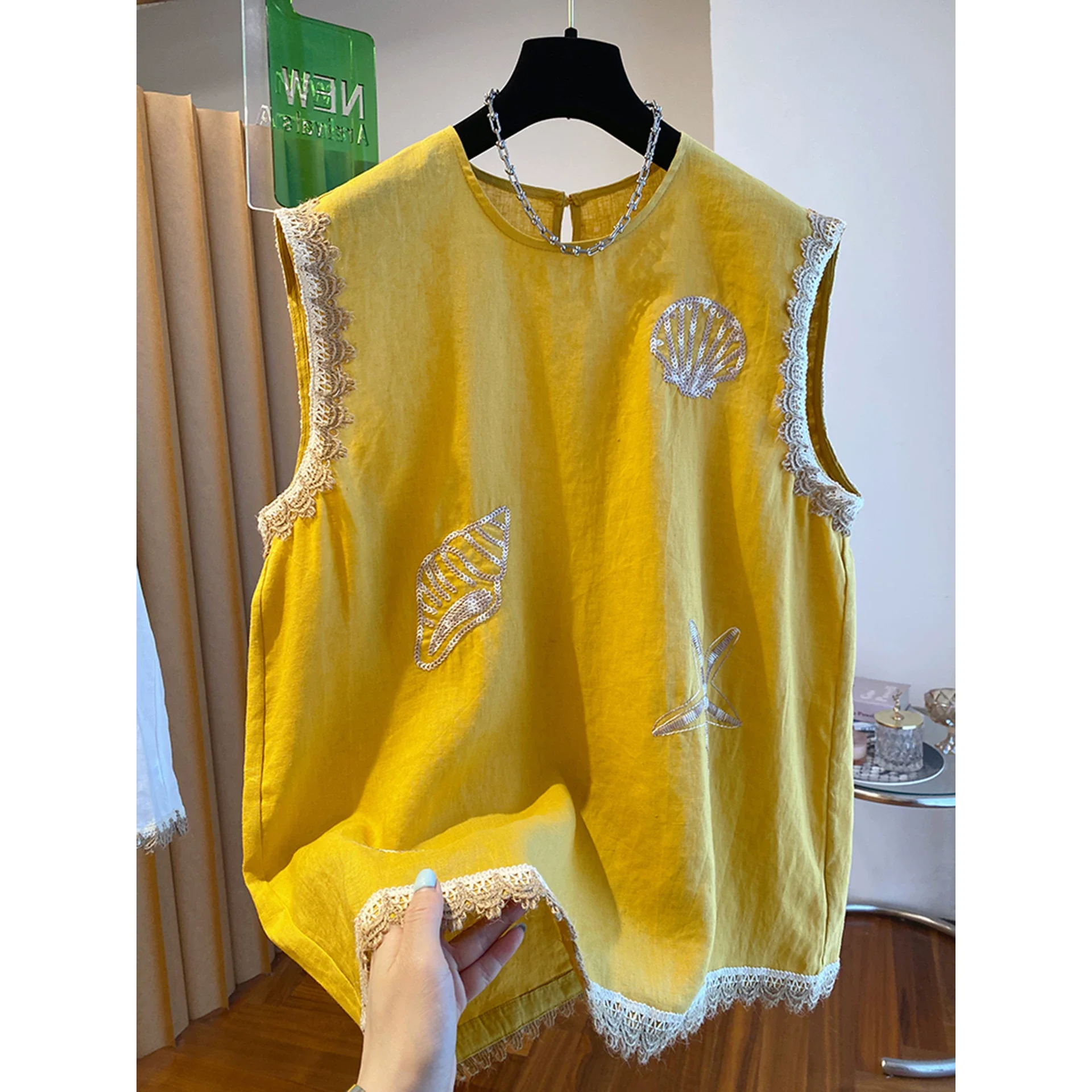Yellow Embroidered Shirt High-End Summer New Women's Clothing National Style Top European Goods Inner Wear Short Length
Yellow Embroidered Shirt High-End Summer New Women's Clothing National Style Top European Goods Inner Wear Short Length