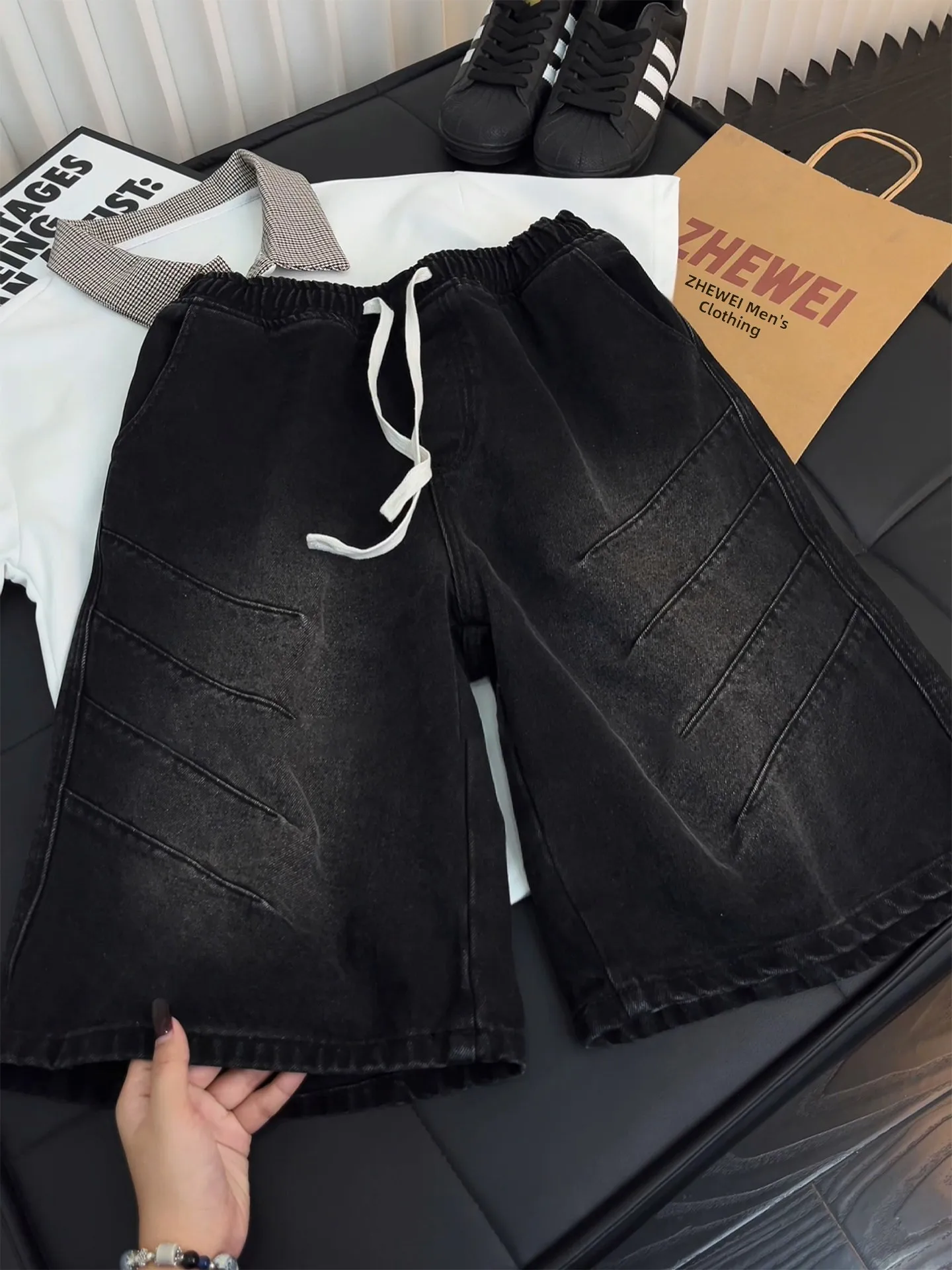 Retro American Black Shark Fin Denim Shorts for Men Washed Loose Straight Leg Five-Quarter Length Casual Summer Trousers
Retro American Black Shark Fin Denim Shorts for Men Washed Loose Straight Leg Five-Quarter Length Casual Summer Trousers