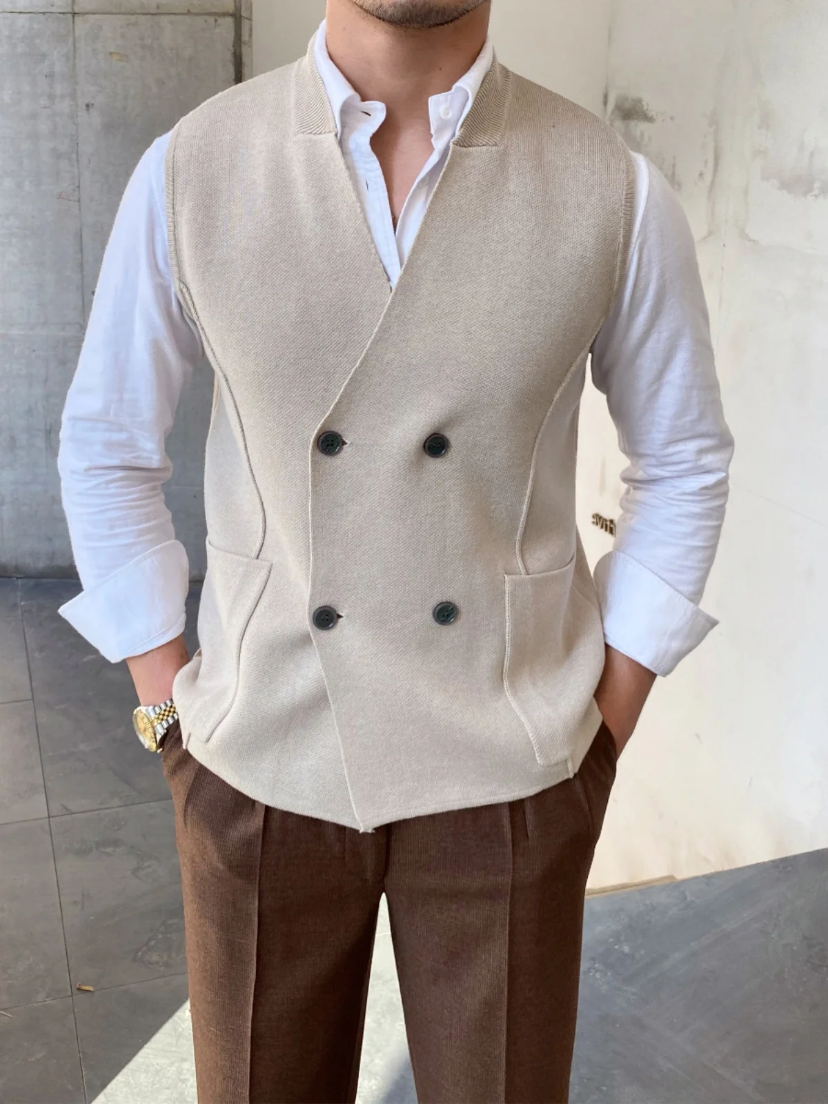 Осенне-зимний вязаный шерстяной жилет в британском стиле, двубортный, приталенный, мужской, модный, повседневный, свободного кроя, с V-образным вырезом
Осенне-зимний вязаный шерстяной жилет в британском стиле, двубортный, приталенный, мужской, модный, повседневный, свободного кроя, с V-образным вырезом