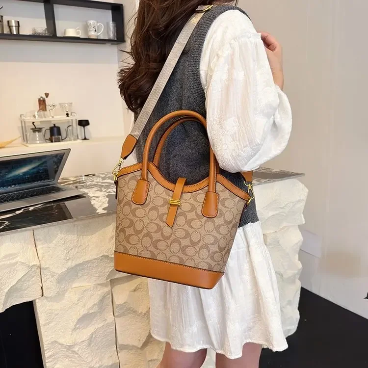 2026 High-End Women's Printed Bucket Bag Korean Retro Shoulder Fashionable Versatile Commuter Handbag
2026 High-End Women's Printed Bucket Bag Korean Retro Shoulder Fashionable Versatile Commuter Handbag