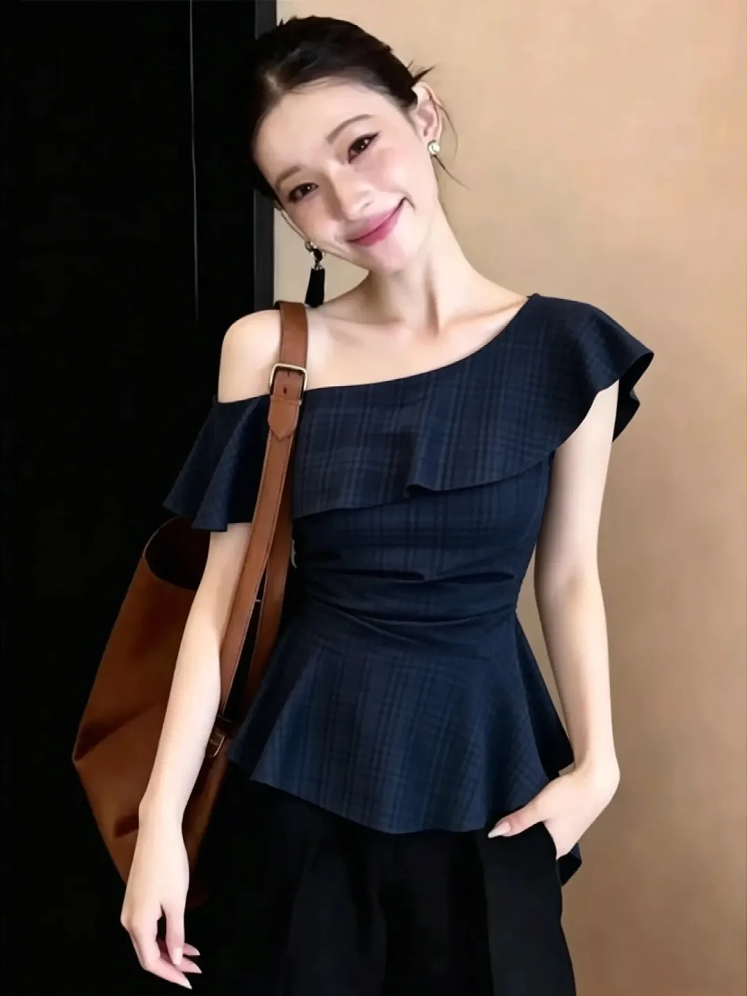 plus Size Korean Style Shirt Short Sleeve Asymmetrical Waist Cinching Pleated Hemline Casual Fashion Women's Top Summer Wear
plus Size Korean Style Shirt Short Sleeve Asymmetrical Waist Cinching Pleated Hemline Casual Fashion Women's Top Summer Wear