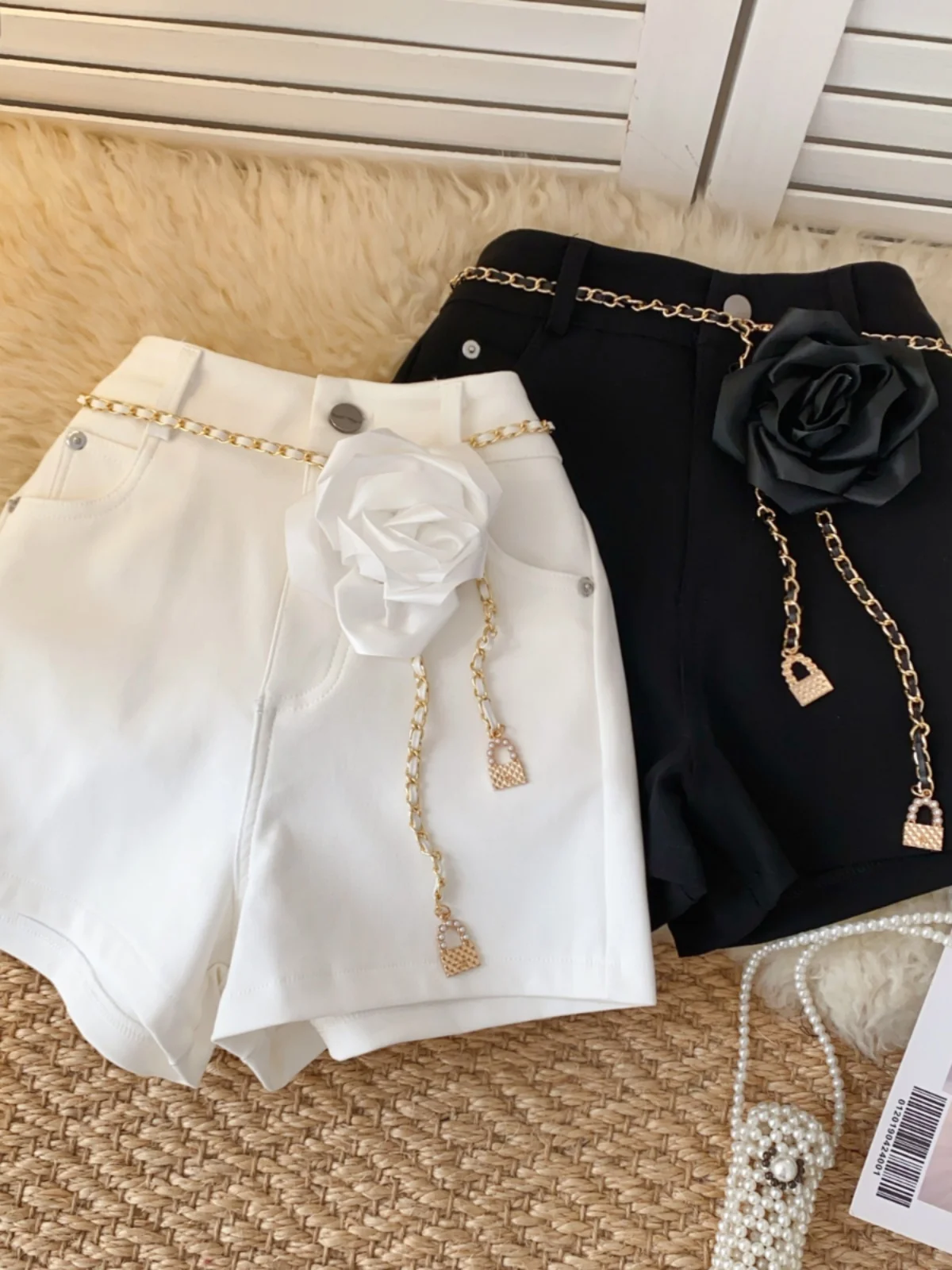 Vintage Casual Shorts High Waist Chic 3D Floral Chain Wide Leg Short Pants Streetwear Korean Clothes Ladies White Office Shorts
Vintage Casual Shorts High Waist Chic 3D Floral Chain Wide Leg Short Pants Streetwear Korean Clothes Ladies White Office Shorts