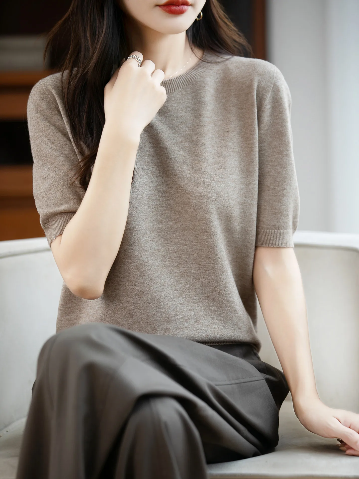 Spring 2026 Women's Knitted Top Five-Quarter Sve round Ne Base irt Simple Elegance ort Sve Mid-Sve Boting
Spring 2026 Women's Knitted Top Five-Quarter Sve round Ne Base irt Simple Elegance ort Sve Mid-Sve Boting