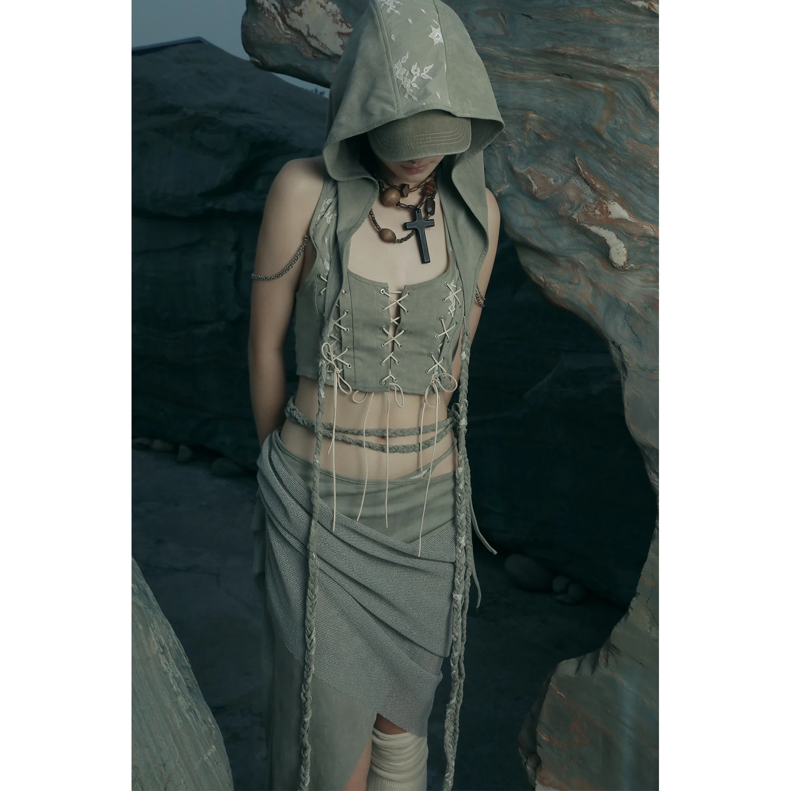 2024aw Trendy Designer Model Smoky Blue Cross Chain Lace Lace-up Backless Hooded Vest Sexy and Personalized Top Y2k
2024aw Trendy Designer Model Smoky Blue Cross Chain Lace Lace-up Backless Hooded Vest Sexy and Personalized Top Y2k