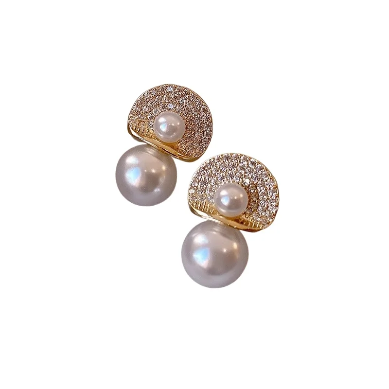 Pearl stud earrings, high-end fashion earrings, temperament, small fragrant style earrings, new jewelry.
Pearl stud earrings, high-end fashion earrings, temperament, small fragrant style earrings, new jewelry.