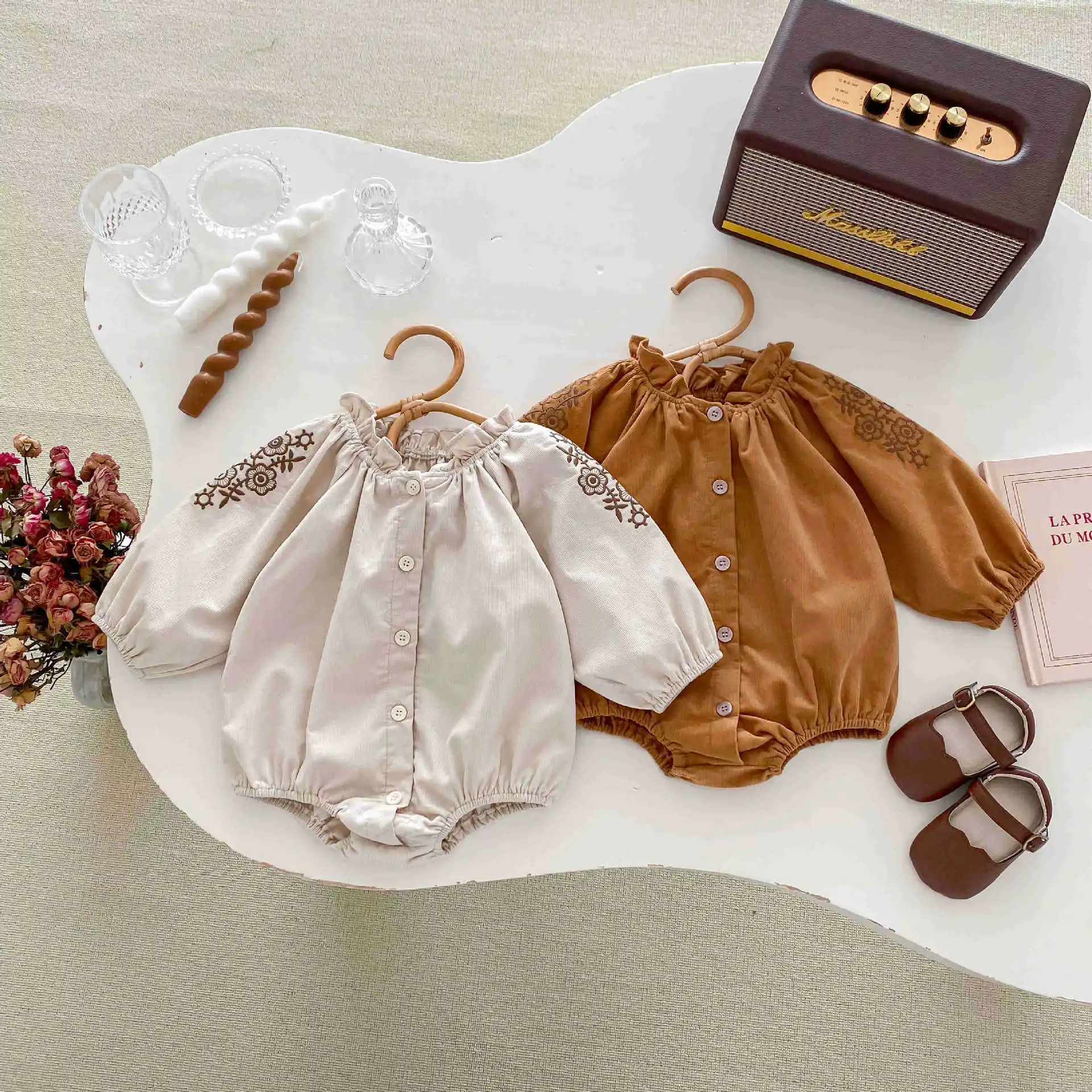 2024 Spring Girl Infant Embroidery Flower Long Sleeve Cardigan Bodysuit Fashion Loose Newborn Baby Ruffle Collar Corduroy Onesie
2024 Spring Girl Infant Embroidery Flower Long Sleeve Cardigan Bodysuit Fashion Loose Newborn Baby Ruffle Collar Corduroy Onesie
