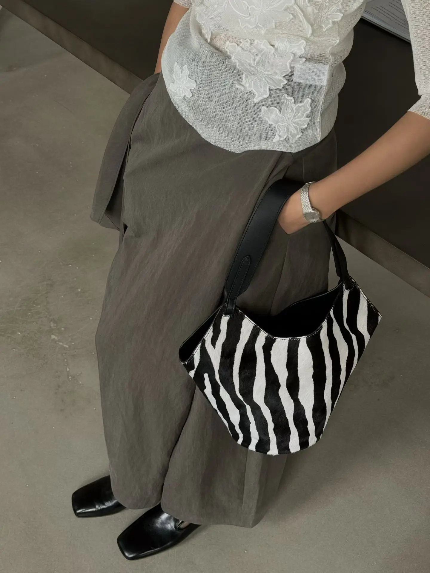 FIRMRANCH 2026 Spring/Summer Black And White Zebra Print Horsehair Handbag Shoulder Underarm Basket Tote Women's Leather Purse
FIRMRANCH 2026 Spring/Summer Black And White Zebra Print Horsehair Handbag Shoulder Underarm Basket Tote Women's Leather Purse
