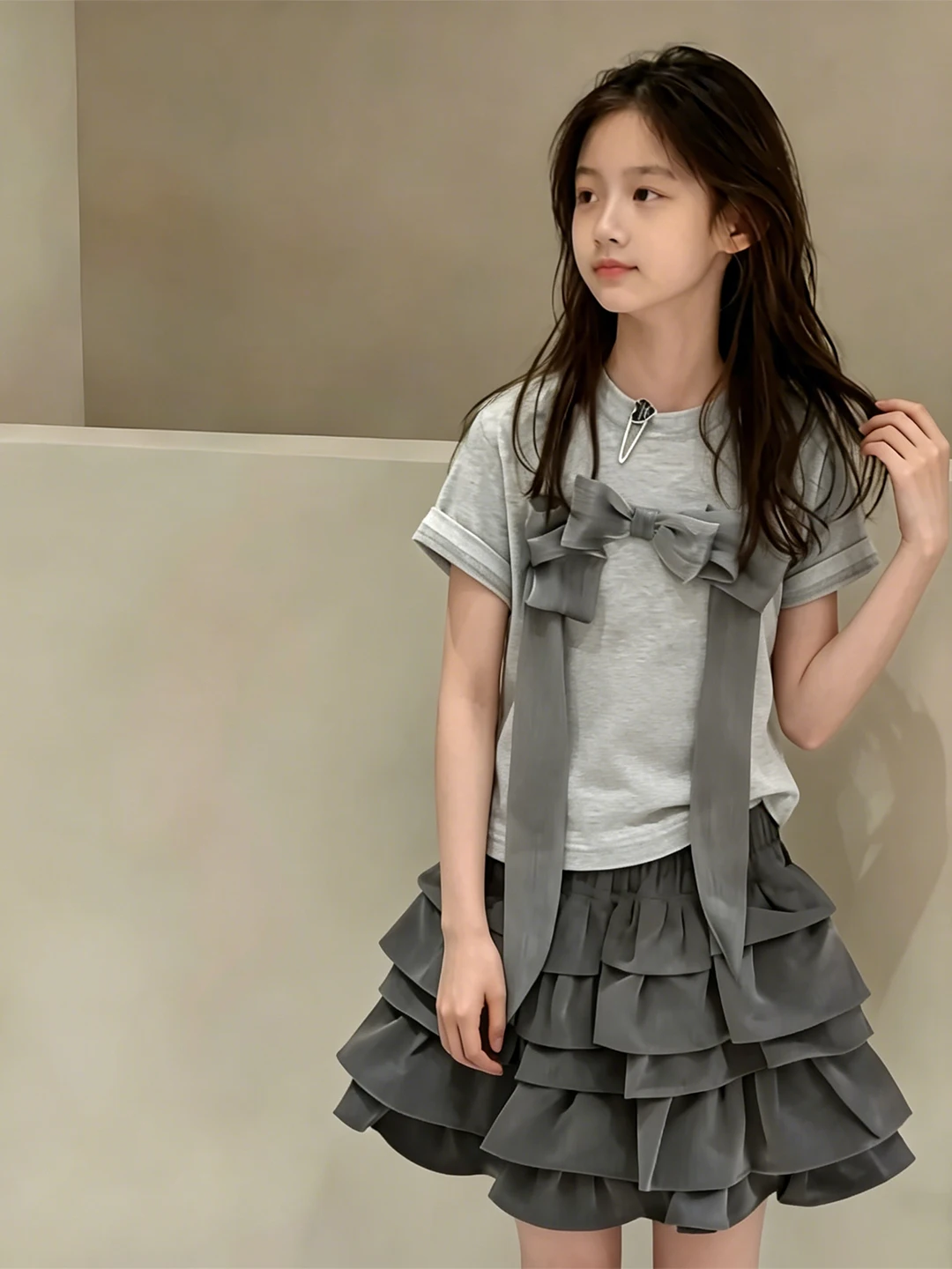 Girls Short Sleeve T-Shirt Casual round Neck Top with Large Bowknot Summer Children's Wear Simple Gray Style for Ages 3-14
Girls Short Sleeve T-Shirt Casual round Neck Top with Large Bowknot Summer Children's Wear Simple Gray Style for Ages 3-14