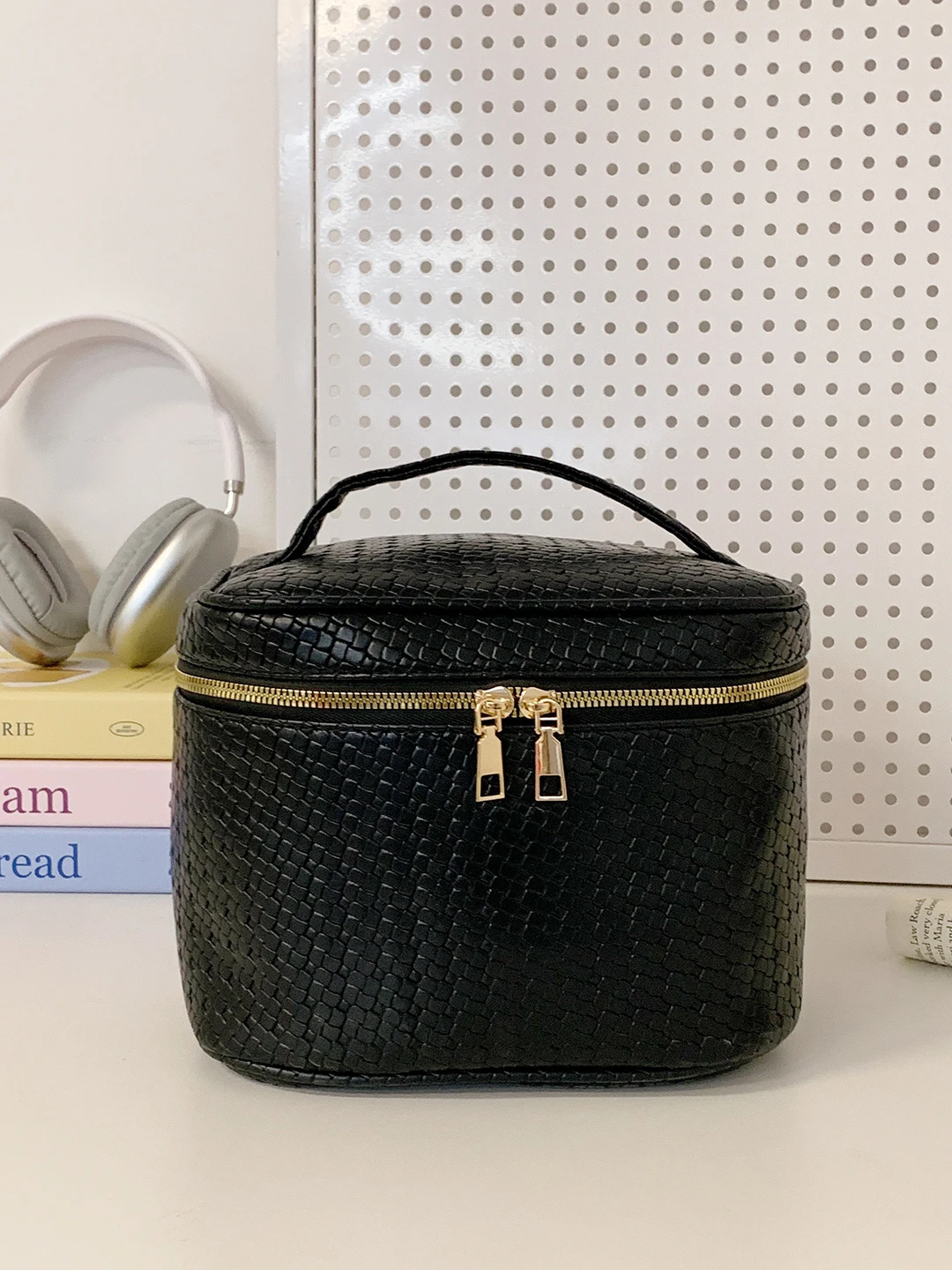 Portable Travel Cosmetic Bag Women's Large Capacity Fashionable Storage Bag Handheld Wash Bag Organizer PU Leather Medium Size
Portable Travel Cosmetic Bag Women's Large Capacity Fashionable Storage Bag Handheld Wash Bag Organizer PU Leather Medium Size