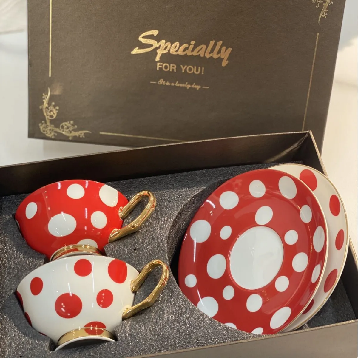 Vintage Polka Dot Coffee Cup, Aesthetic Red & White Ceramic Mug for Milk Tea & Coffee, Charming European Style Home & Office Cup
Vintage Polka Dot Coffee Cup, Aesthetic Red & White Ceramic Mug for Milk Tea & Coffee, Charming European Style Home & Office Cup