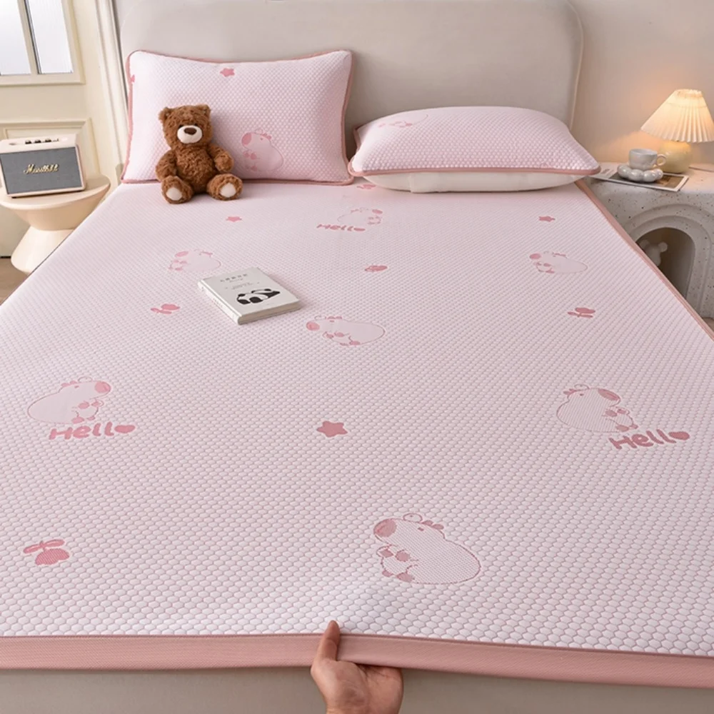 Летний охлаждающий коврик для фасоли Ice Bean, комплект из трех предметов, новинка 2025, кровать с кондиционером, одинарный мягкий коврик, прохладное ощущение простыни, складной коврик
Летний охлаждающий коврик для фасоли Ice Bean, комплект из трех предметов, новинка 2025, кровать с кондиционером, одинарный мягкий коврик, прохладное ощущение простыни, складной коврик