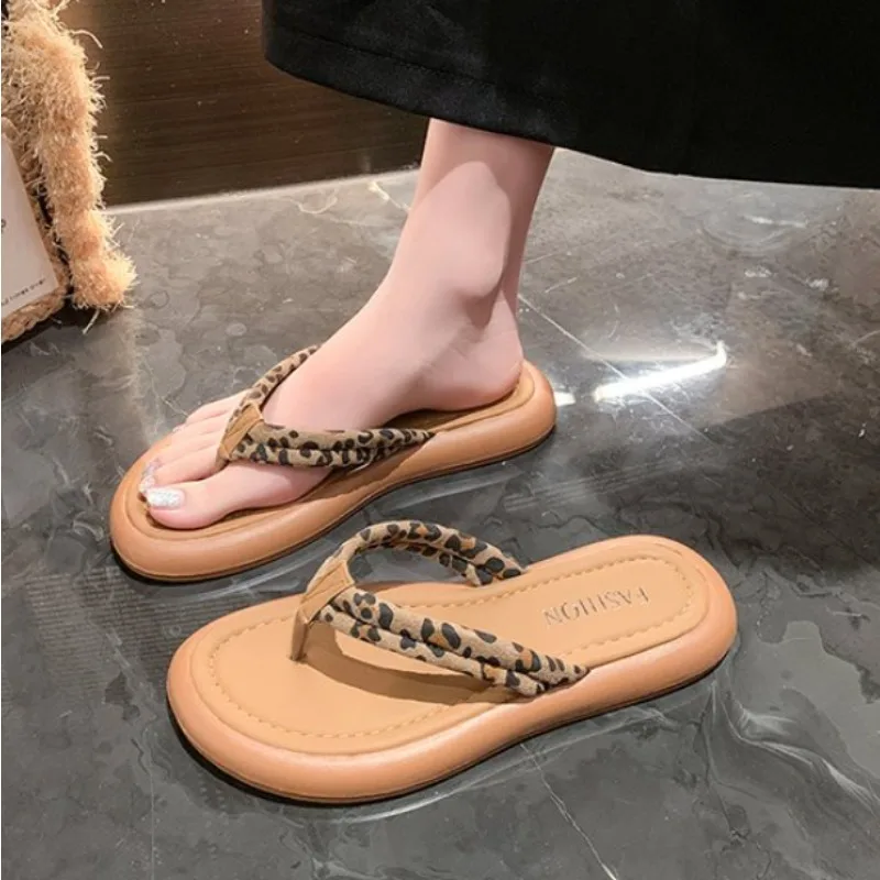 Brand Flip Flops for Women Luxury High-end Leather Fashion Sandal Women Slippers Summer Clip Toe Comfort Flat Slides Mules Mujer
Brand Flip Flops for Women Luxury High-end Leather Fashion Sandal Women Slippers Summer Clip Toe Comfort Flat Slides Mules Mujer