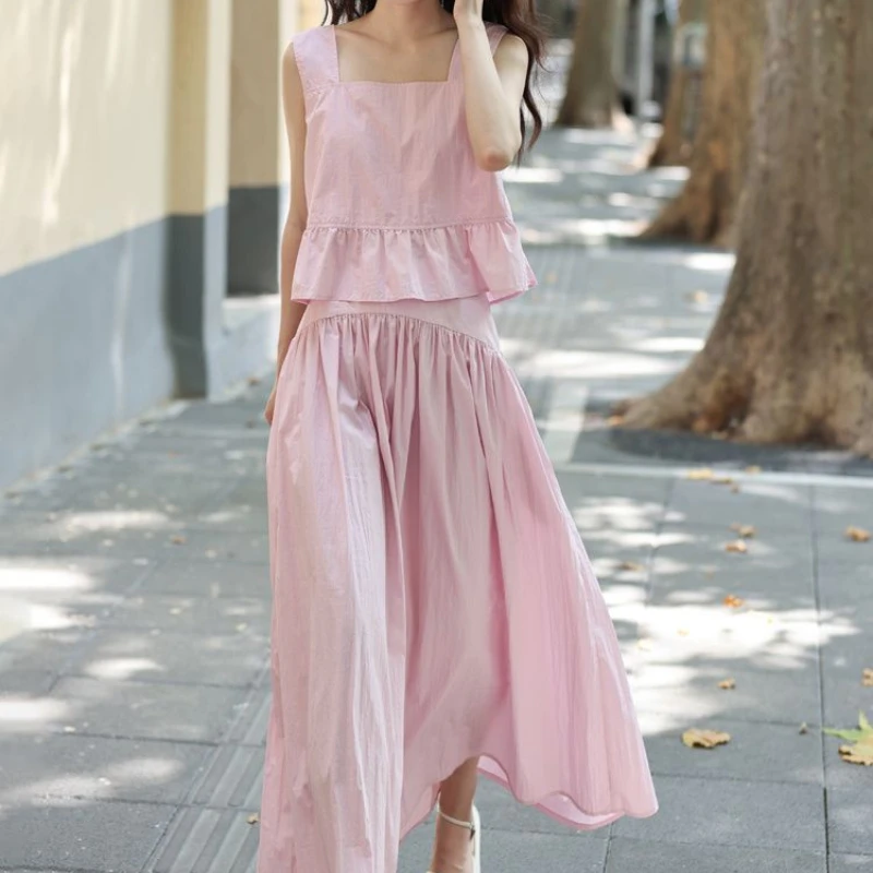 Летом 2023 года выпуска. Нежный и тонкий розовый топ с жилетом на подтяжках и юбка средней длины. Простой и для поездок на работу для женщин.
Летом 2023 года выпуска. Нежный и тонкий розовый топ с жилетом на подтяжках и юбка средней длины. Простой и для поездок на работу для женщин.