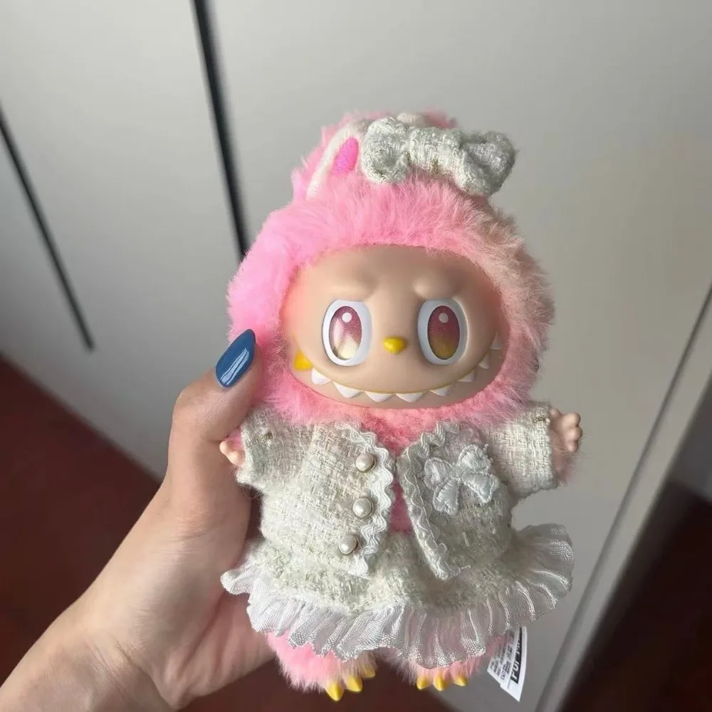 Милая одежда для куклы Labubu 17 см, модная одежда V1V2 Idol, детское подарочное платье «сделай сам», плащ Labubu, одежда для кукол с волосами, аксессуары
Милая одежда для куклы Labubu 17 см, модная одежда V1V2 Idol, детское подарочное платье «сделай сам», плащ Labubu, одежда для кукол с волосами, аксессуары