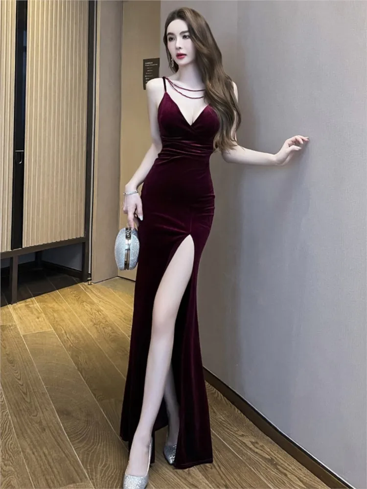 A low-cut high-slit long fishtail dress that exudes elegance
A low-cut high-slit long fishtail dress that exudes elegance