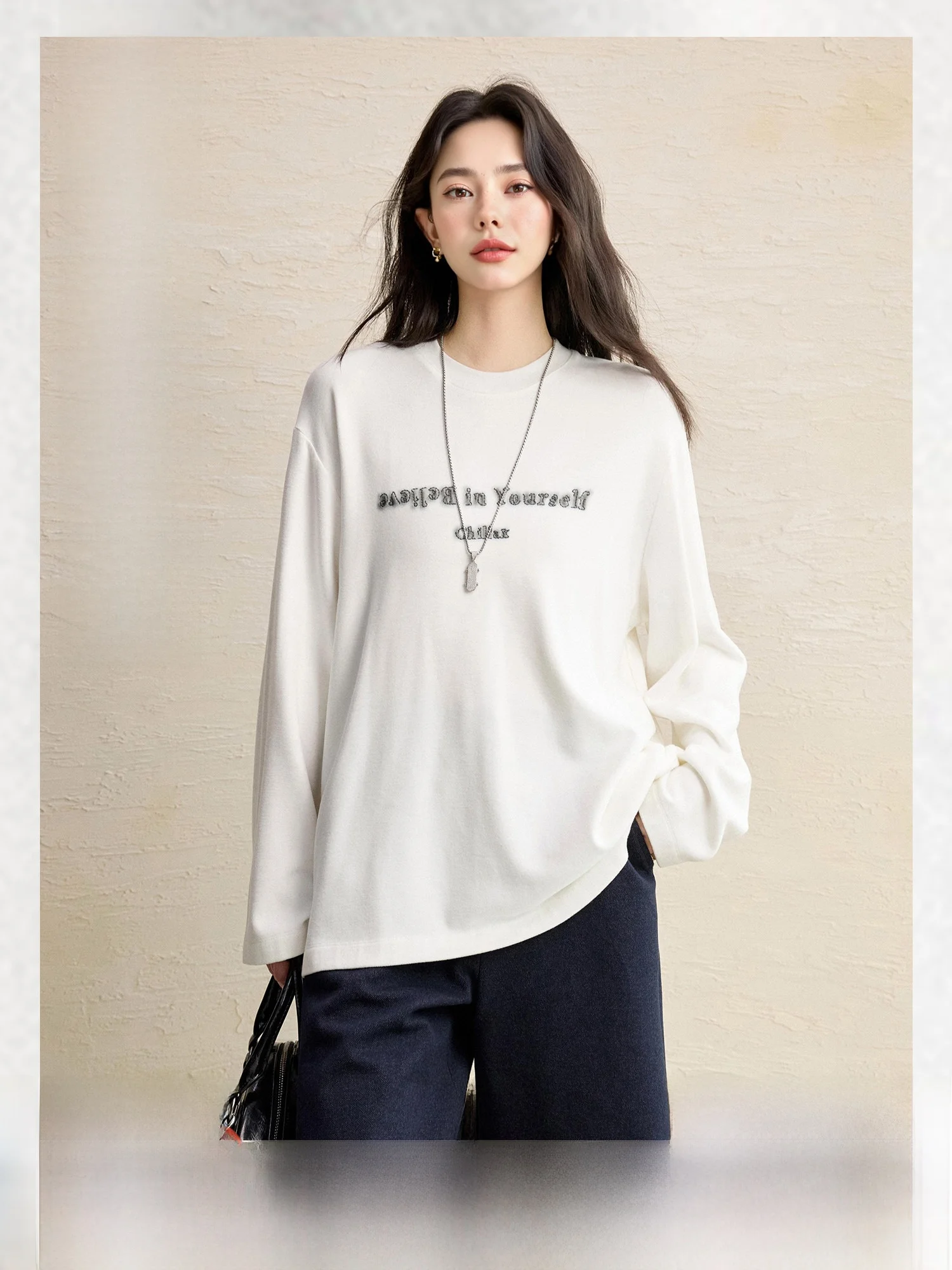 Гибкая эластичная тканевая футболка с длинным рукавом и американским буквенным принтом, универсальный топ для повседневной носки, свободный крой для девочек, зимняя коллекция.
Гибкая эластичная тканевая футболка с длинным рукавом и американским буквенным принтом, универсальный топ для повседневной носки, свободный крой для девочек, зимняя коллекция.