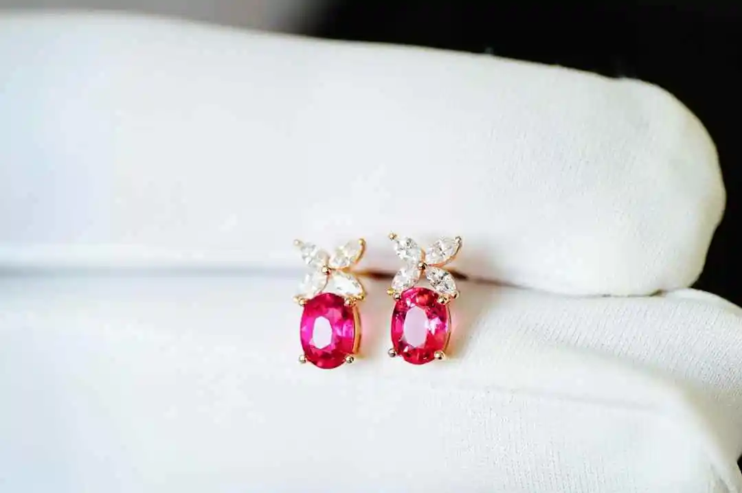 Серьги-бабочки с бриллиантами маркизы и красным турмалином 0,9 карата, изготовленные из 18-каратного золота
Серьги-бабочки с бриллиантами маркизы и красным турмалином 0,9 карата, изготовленные из 18-каратного золота