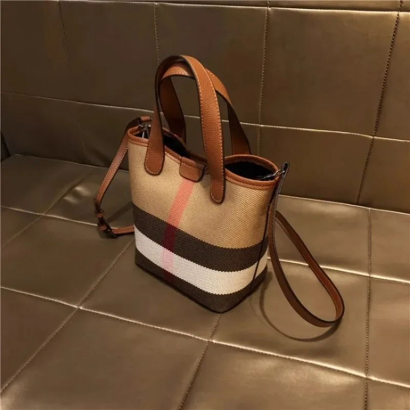 Classic Elegant Diaper Bag Leather Crossbody Handbag Women Unique Business Leisure Minimalist Designer Paris Large Capacity
Classic Elegant Diaper Bag Leather Crossbody Handbag Women Unique Business Leisure Minimalist Designer Paris Large Capacity